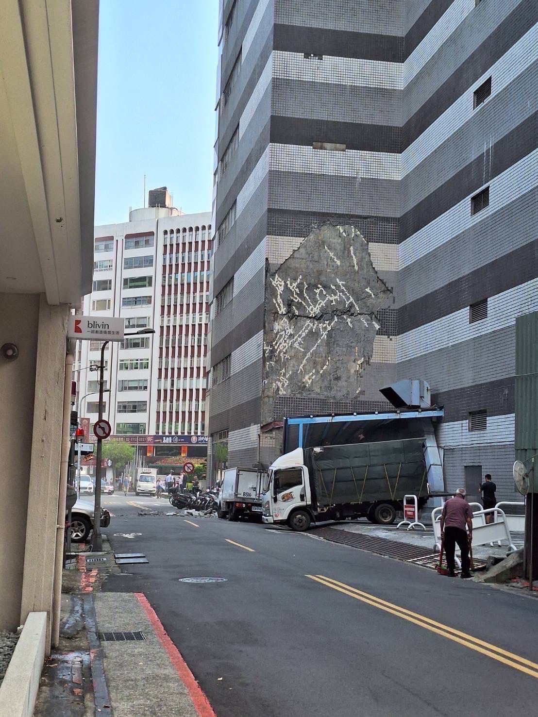 0403花莲大地震，台北敦化SOGO墙壁剥落。图／读者提供