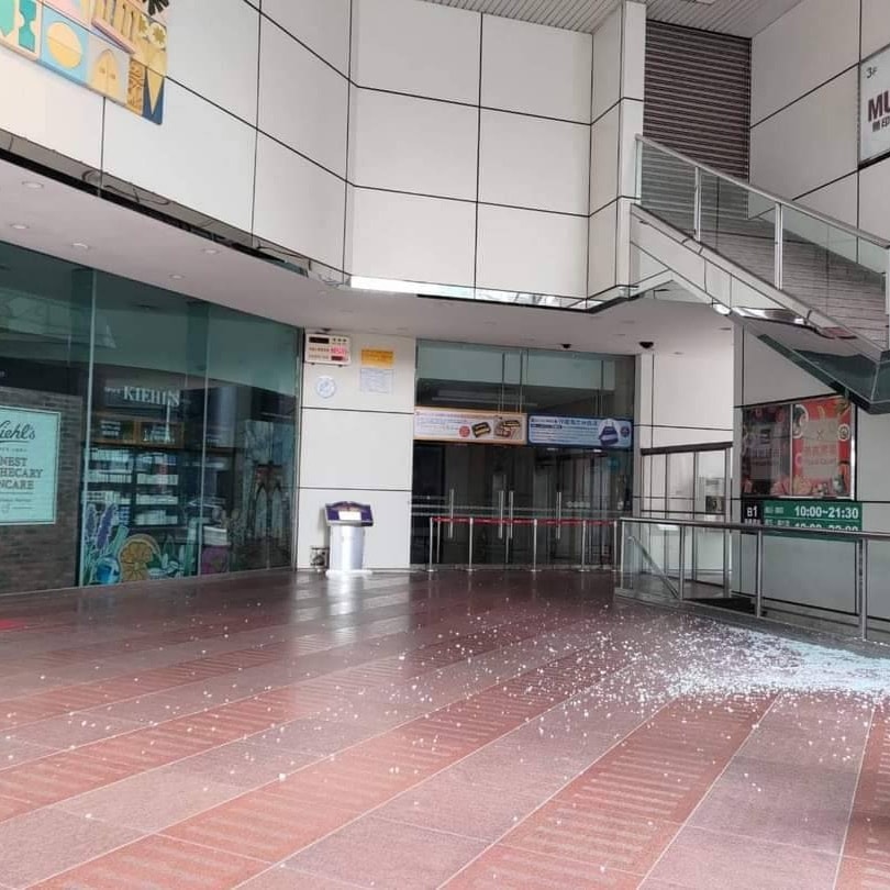 0403花莲大地震，中坜SOGO震后玻璃碎一地。图／摘自脸书