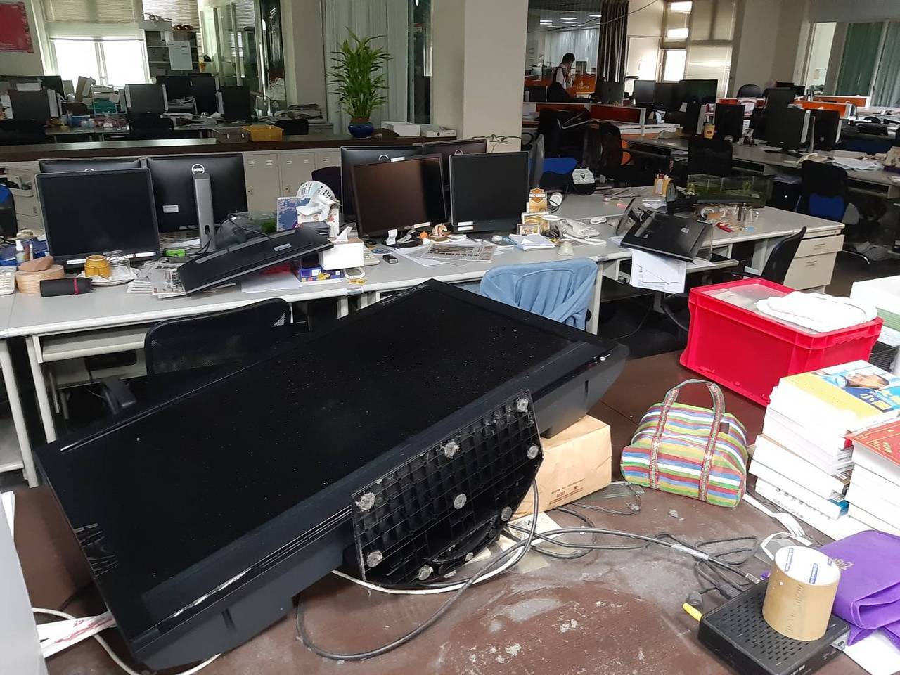 0403大地震后，许多人居家、办公室都有物品倾倒等状况。本报资料照片