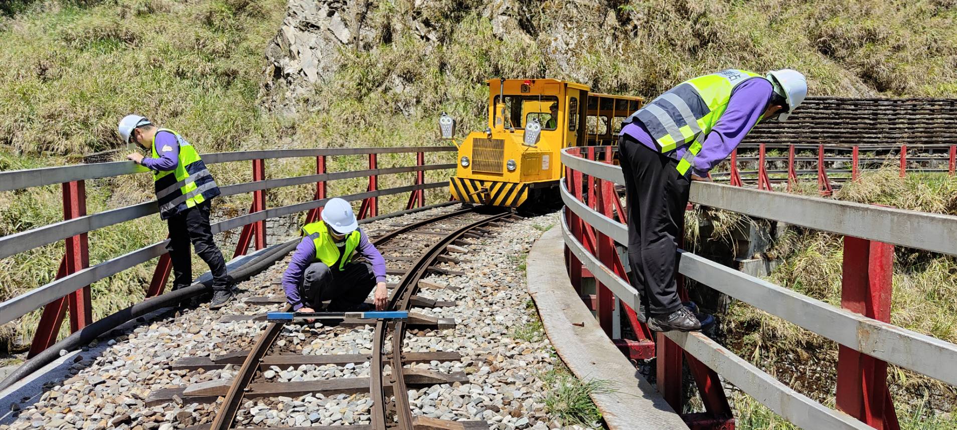 太平山工作人员检查修复蹦蹦车轨道。。图／林业署宜兰分署提供