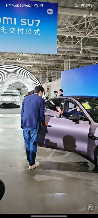 雷车在北京亦庄小米汽车工厂举办小米SU7首批车主交付仪式上，亲自为车主开门。   IT之家