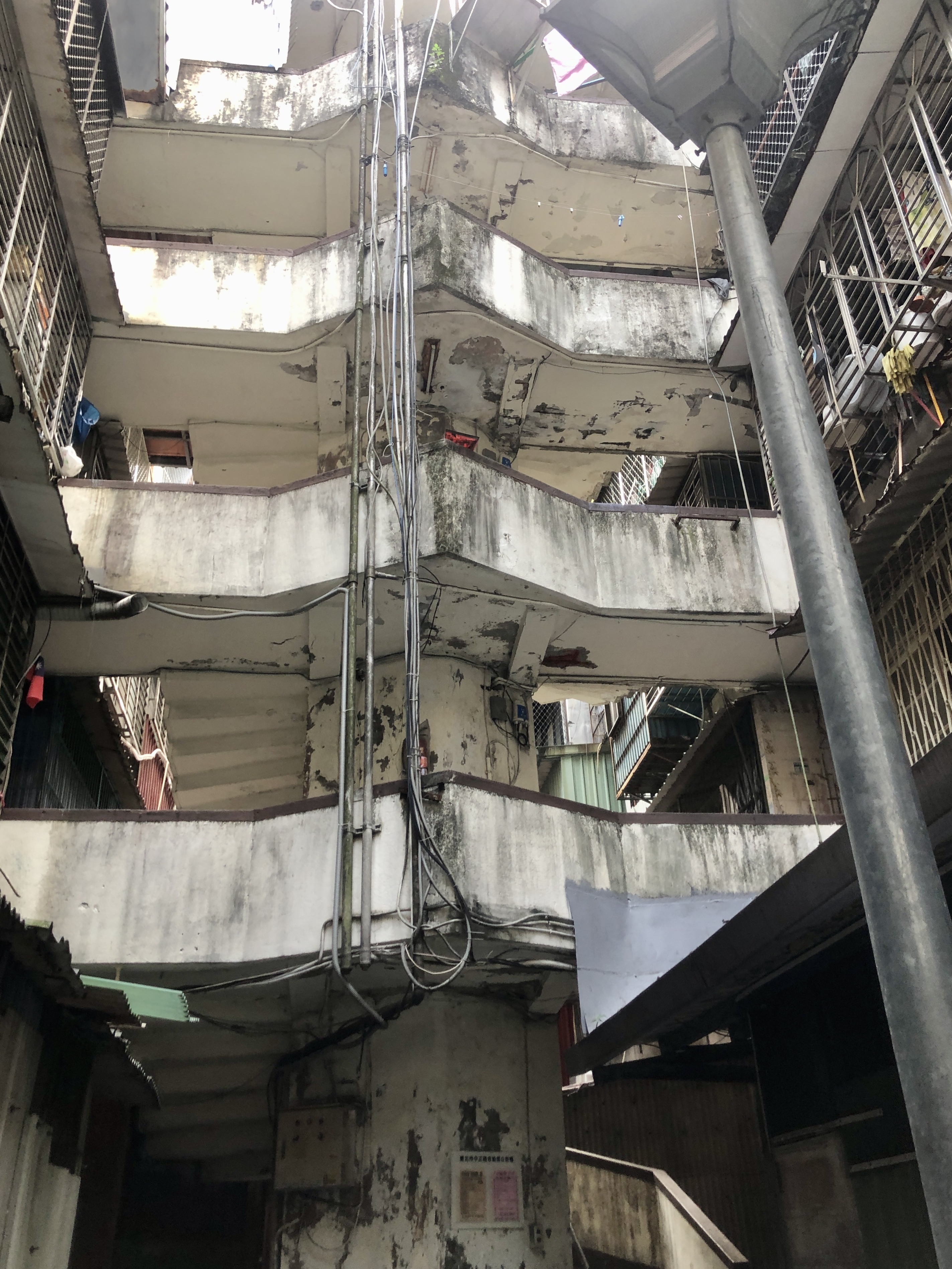 南机场公寓的旋转楼梯在地震后衔接触多有断裂。图／联合报系资料照