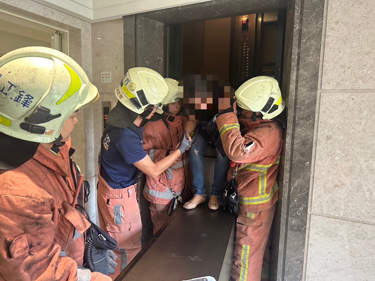 新竹市发生多起电梯受困案件，消防人员抢救。记者张裕珍／翻摄
