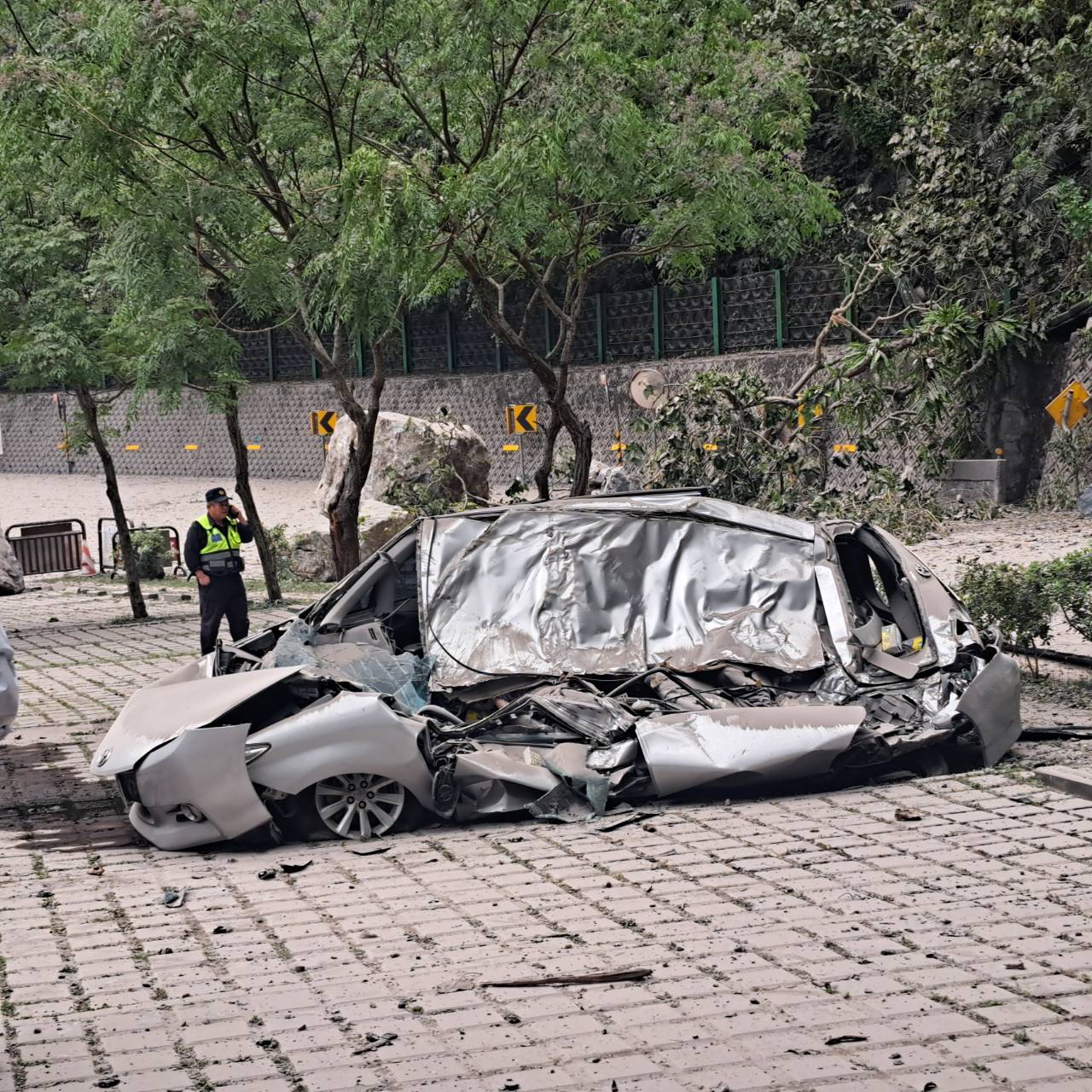 苏花路廊汇德隧道前停车场，一辆汽车被地震震落的石头砸中，1人当场死亡。图／民众提供