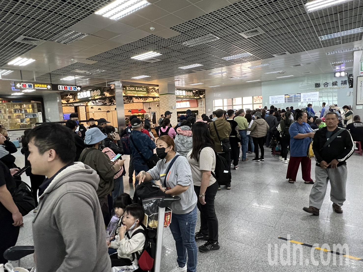 雾锁金门，金门尚义机场今天到目前都关场中，旅客只能焦急等待。记者蔡家蓁／摄影