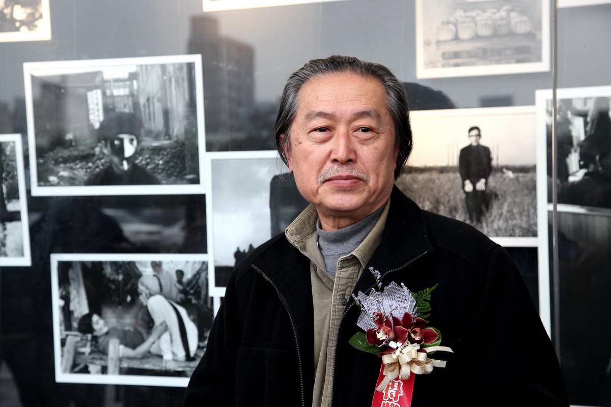 摄影家张照堂于2011年获第30届行政院文化奖殊荣，「我想，就让照片自己去说吧。」是他对摄影秉持的信念。图／文化部提供