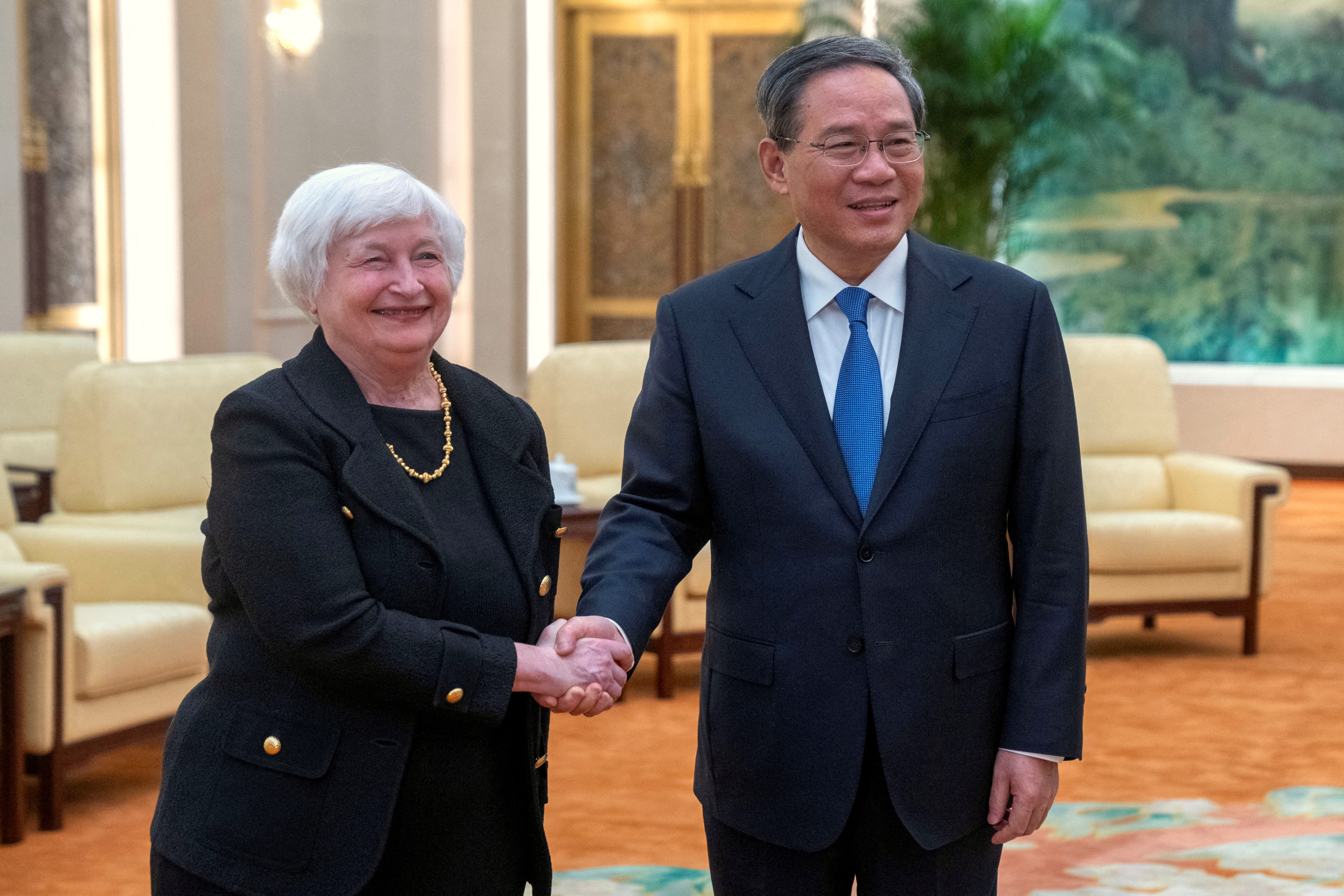 美国财政部长叶伦将再次访问中国大陆。图为去年7月，叶伦（左）在北京会见中国大陆国务院总理李强。（路透）
