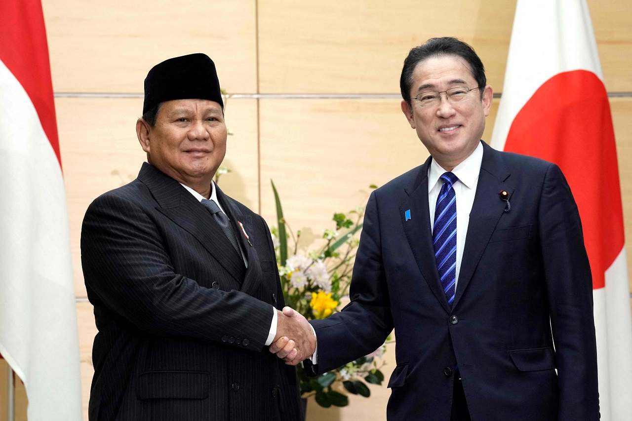 印尼总统当选人普拉伯沃（左）3日于东京会晤日本首相岸田文雄（右）。法新社