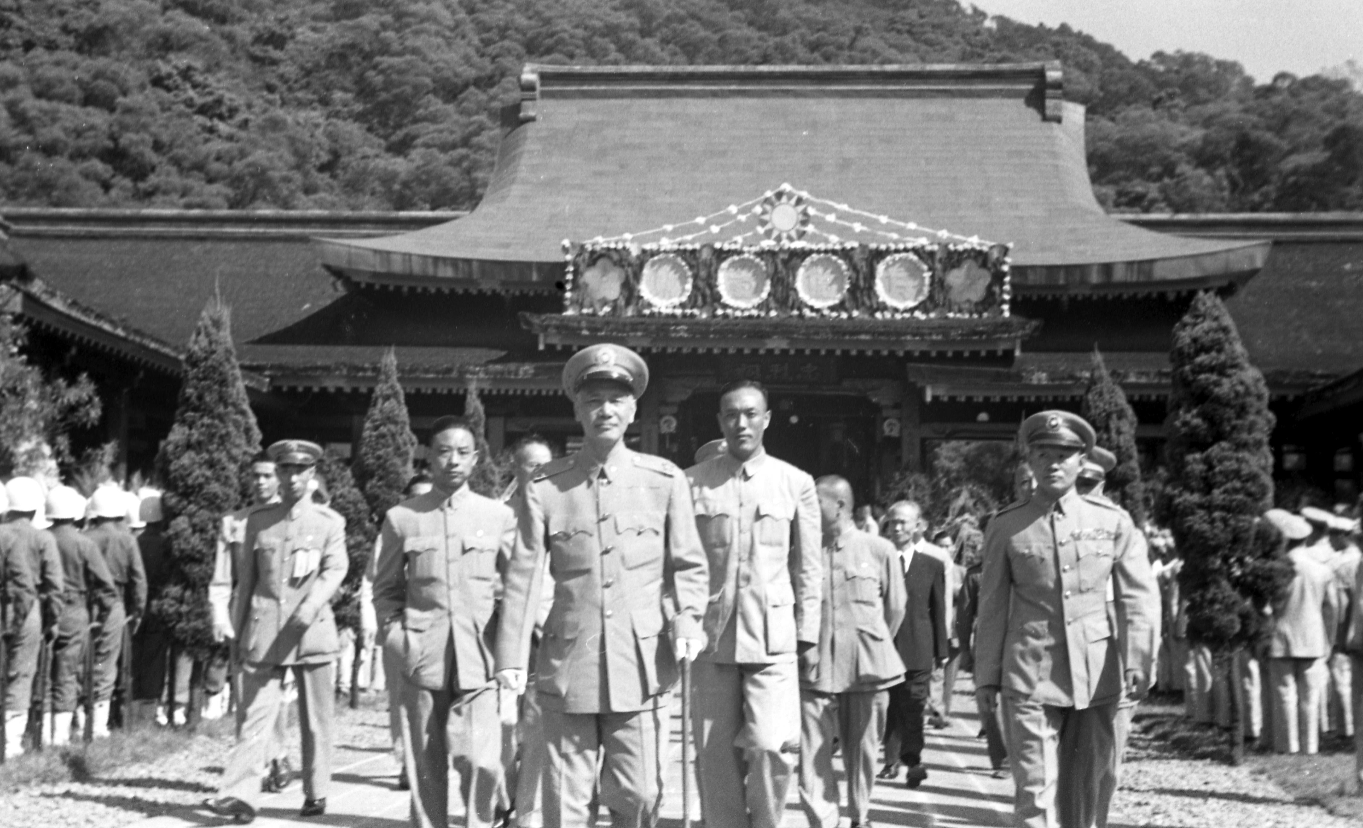 1954年9月，蒋中正总统至圆山忠烈祠主持秋祭国殇，右一为参军长孙立人。图／联合报系资料照片