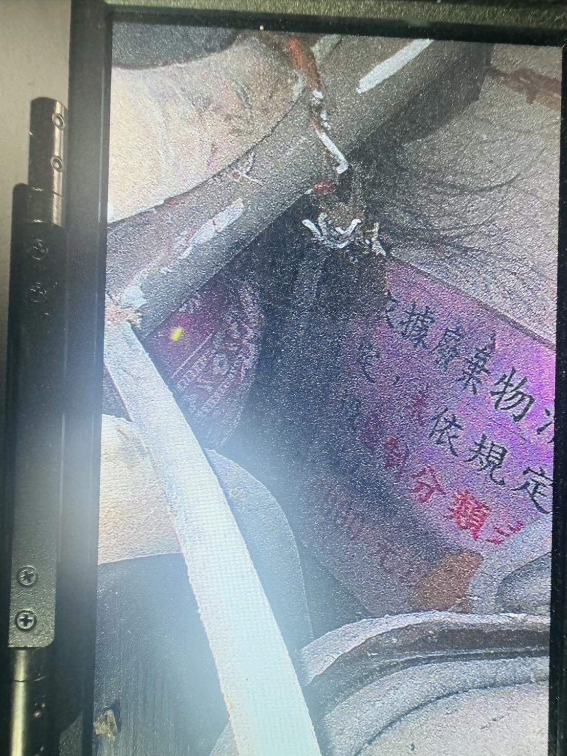 屏县特搜人员用影音探测器发现女性受困者的头发，被压在梁柱下，初判已无生命征象。图／屏东县消防局提供