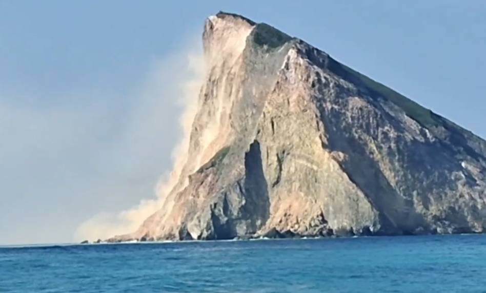 花莲大地震造成龟山岛落石坍塌。图／渔民提供