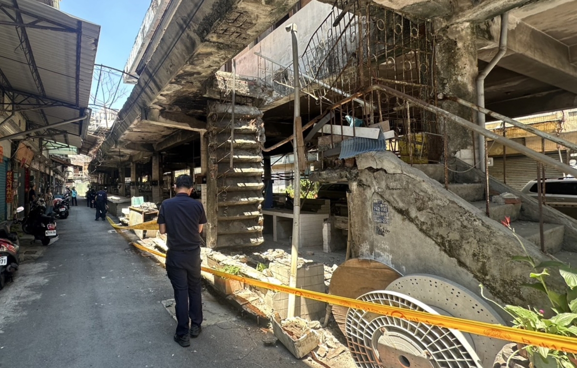 高雄凤山废置市场部分建物塌落，楼梯变垂直梯，市府已在今天傍晚拆除。图／读者提供
