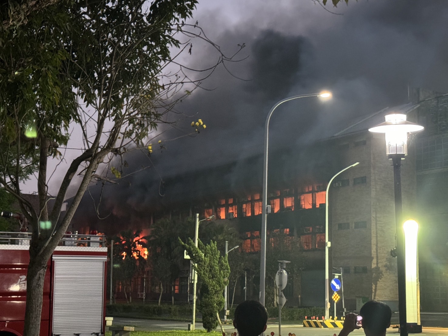 国立东华大学实验室火势扩大，从4楼延烧到2、3楼教室。记者陈俊智／翻摄