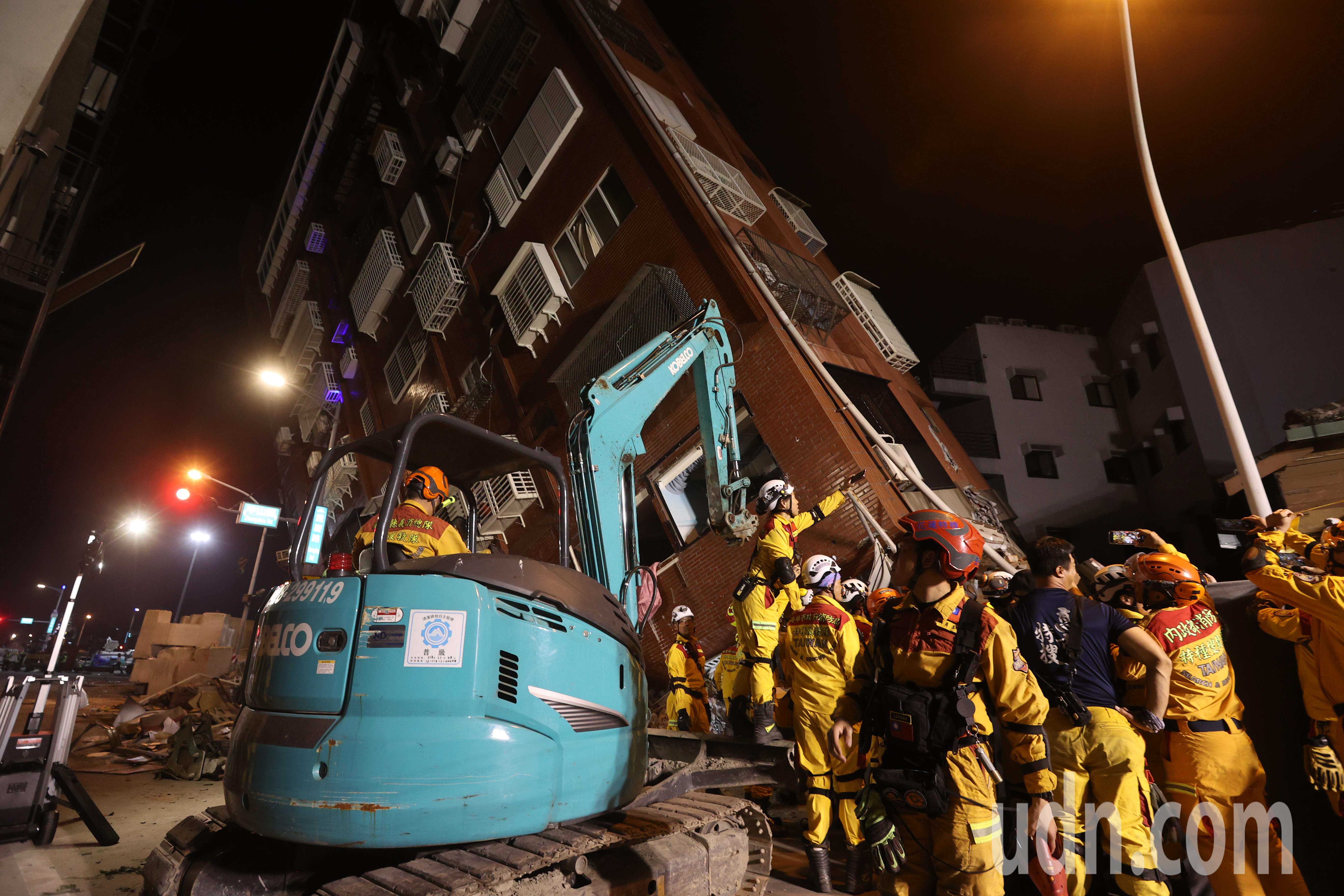 0403花莲大地震，救难人员晚间在天王星大楼挖出已经罹难的康姓女子。记者林澔一/摄影