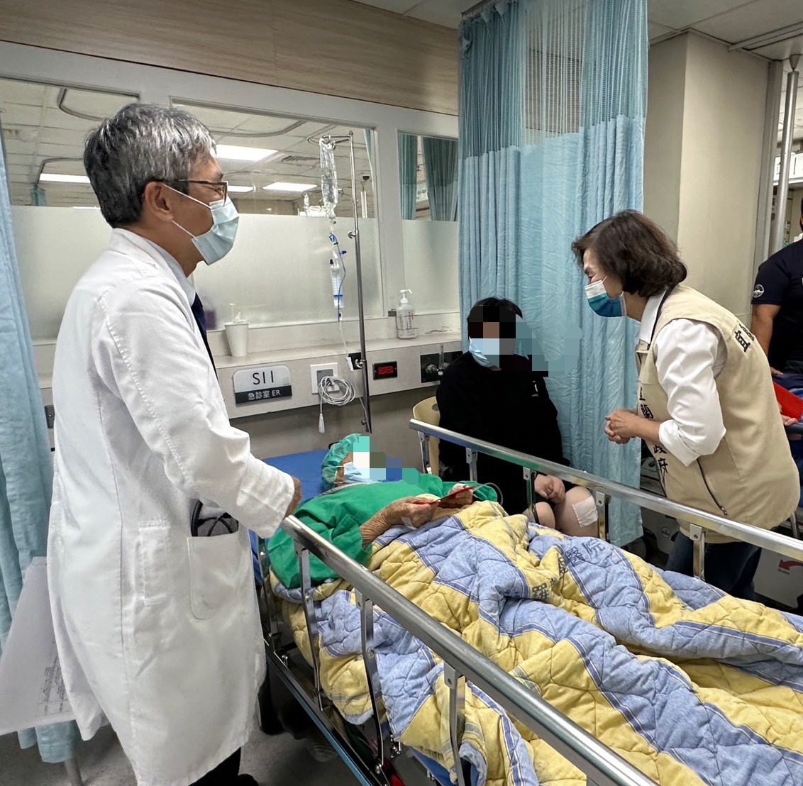 宜兰有68人因强震造成受伤，县长林姿妙晚间前往各医院探视慰问伤者。图／县府提供