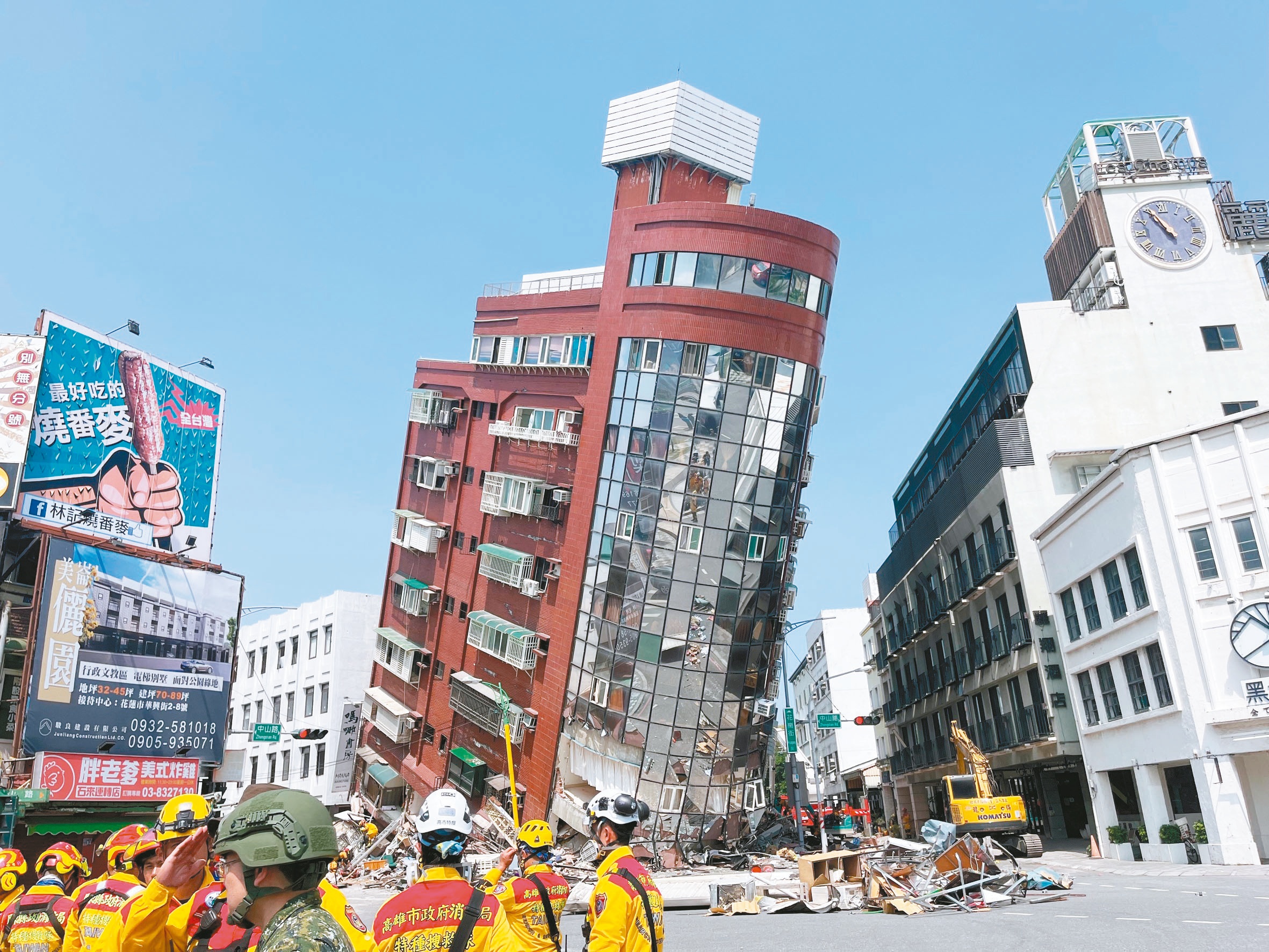 403大地震传出灾情，花莲市轩辕路天王星大楼严重倾斜，且多名住户受困。