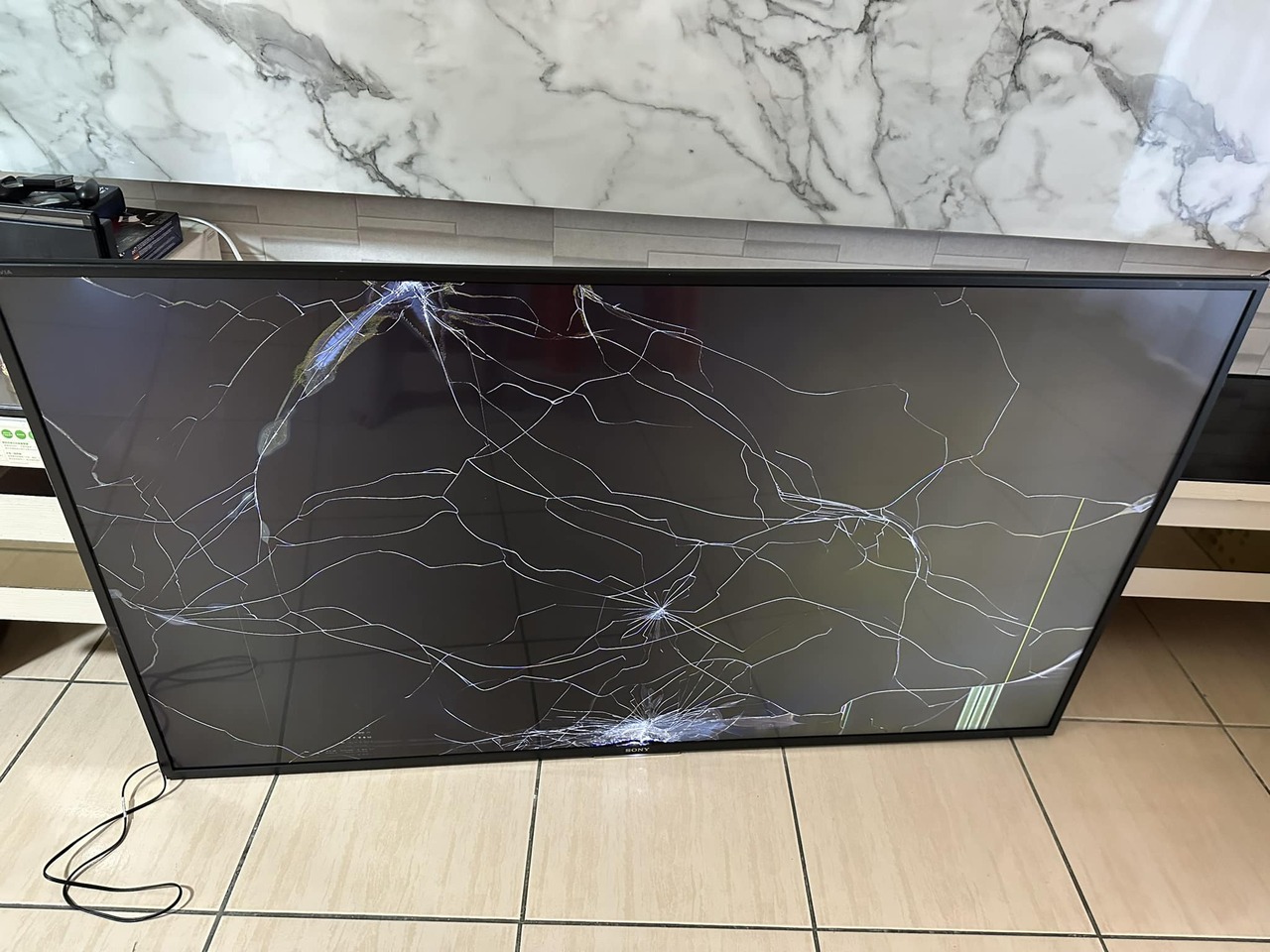 大震后，网友PO出家中电视萤幕因为倒下，导致萤幕碎裂成蜘蛛网状的景象，撷自「爆废公社」Sally Li发文。