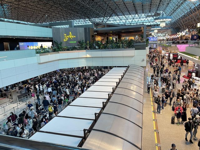 清明连假首日，有网友捕捉到一大早机场就爆满人潮，直呼：「这样国旅怎么活？」。图撷自PTT