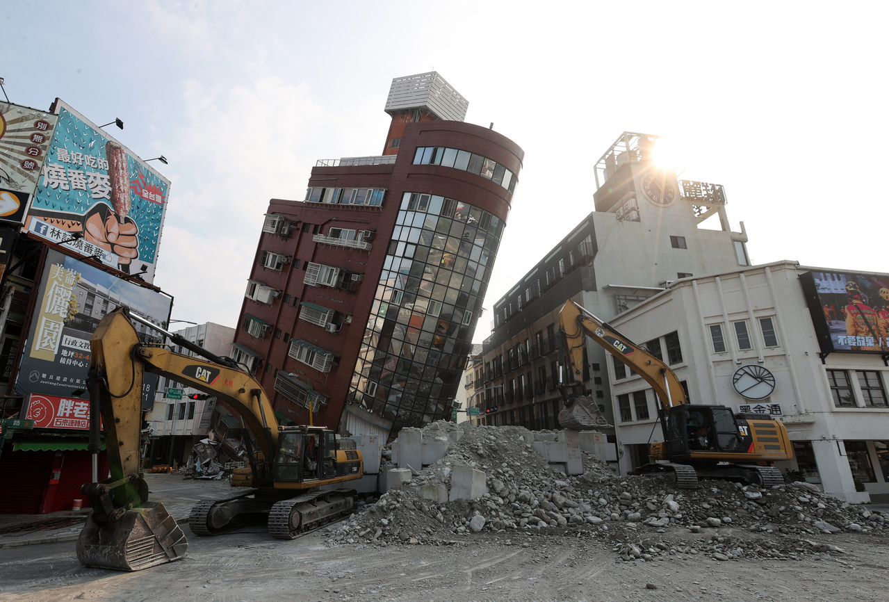 0403花莲大地震，受损的天王星大楼持续倾斜。联合报记者林澔一／摄影