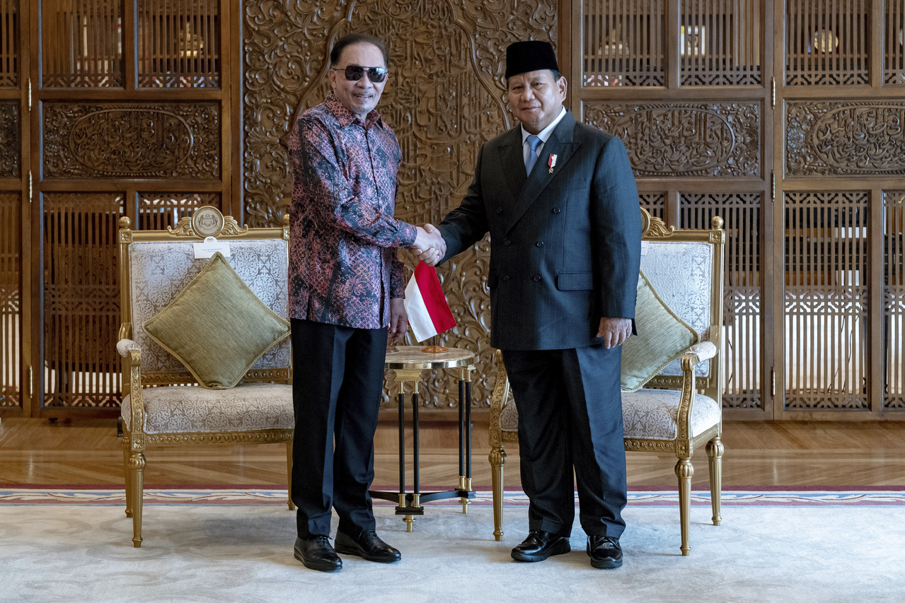 印尼总统当选人普拉伯沃访问马来西亚并会见大马首相安华。安华今天在脸书发文说，两人会谈讨论如何进一步强化大马与印尼的双边关系，实现两国的共同利益。美联社