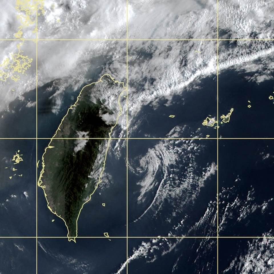 现在台湾附近有点西南风，背风涡旋变成在东侧。图／取自郑明典脸书