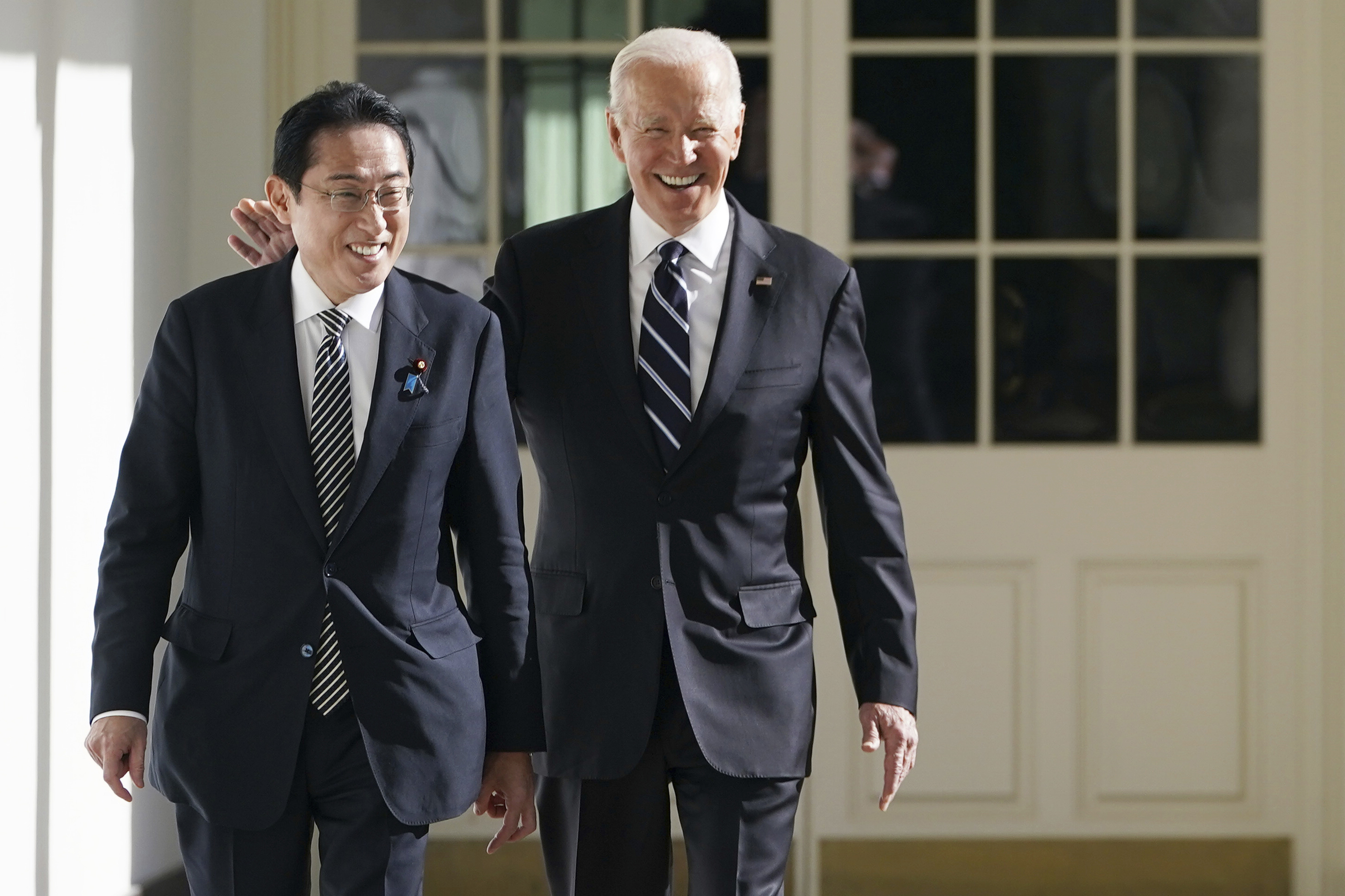 美国总统拜登（图右）和日本首相岸田文雄（图左）10日将举行双边峰会，一名美国政府消息人士透露，届时有望进一步讨论深化国防工业合作。美联社