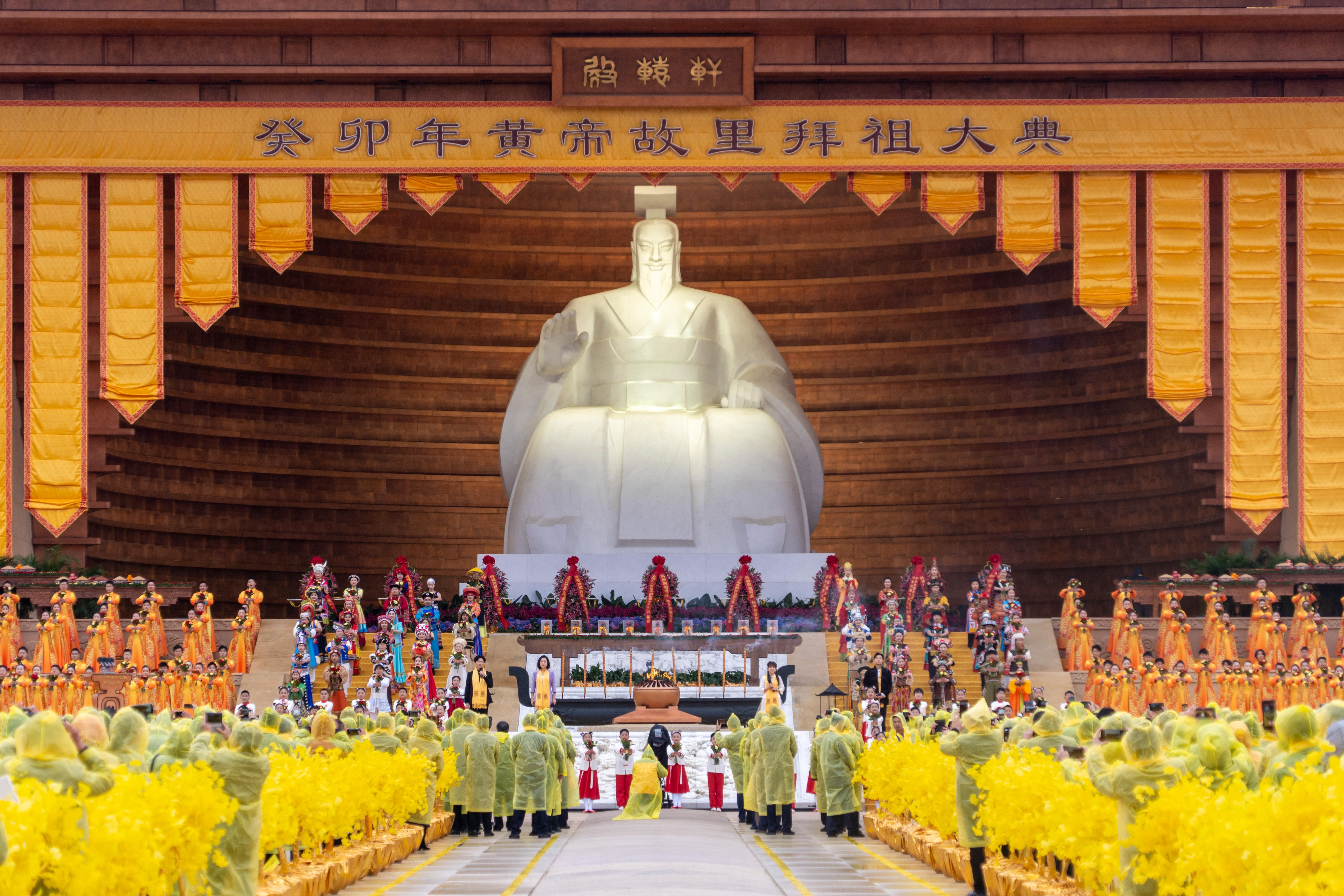 2023年，河南省新郑市举办黄帝故里拜祖大典，图为典礼颂歌环节。（中新社）