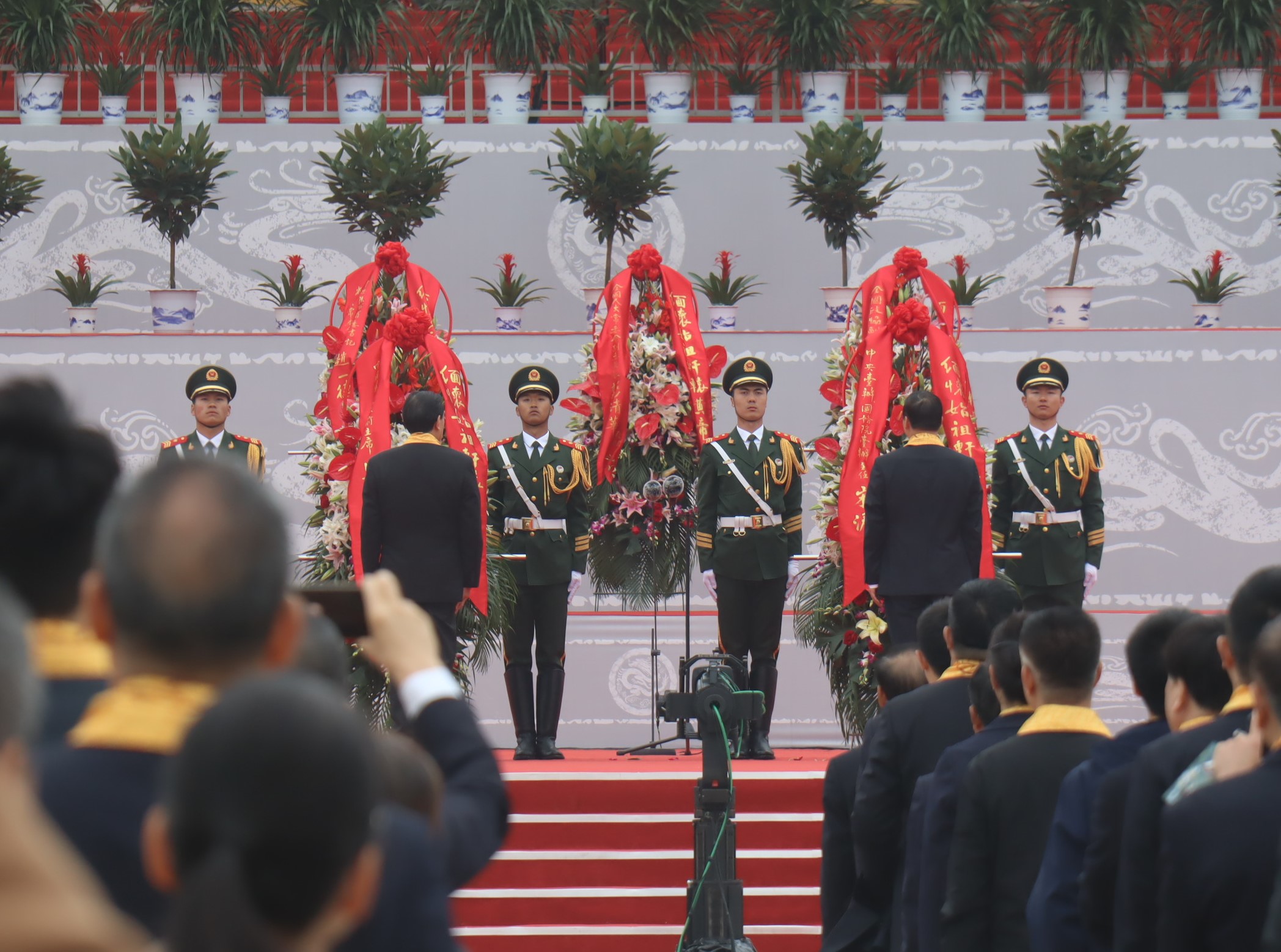 前总统马英九（前左）与大陆国台办主任宋涛（前右）一同向黄帝陵献花，创下史上首次记录。（记者廖士锋／摄影）