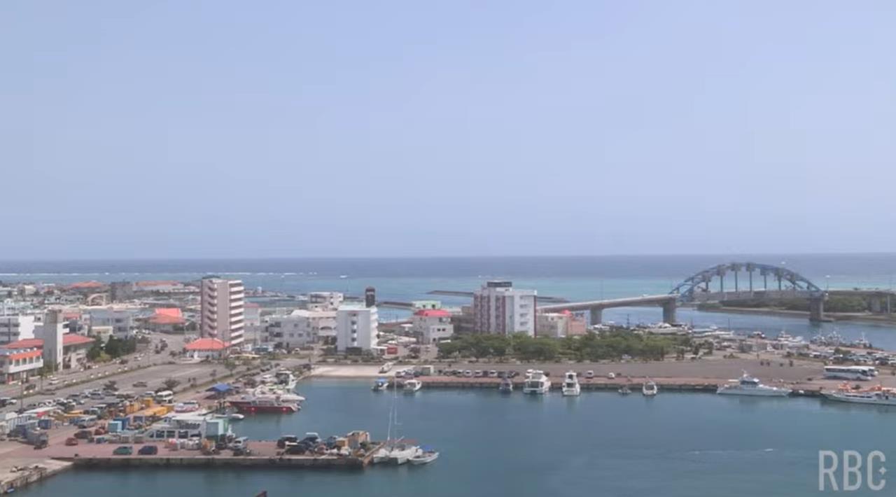 台湾花莲近海3日发生规模7.2强震，冲绳那霸港一艘满载乘客的渡轮前往离岛途中收到海啸警报，乘客回忆当下「无处可逃」吓坏。取自YouTube影片