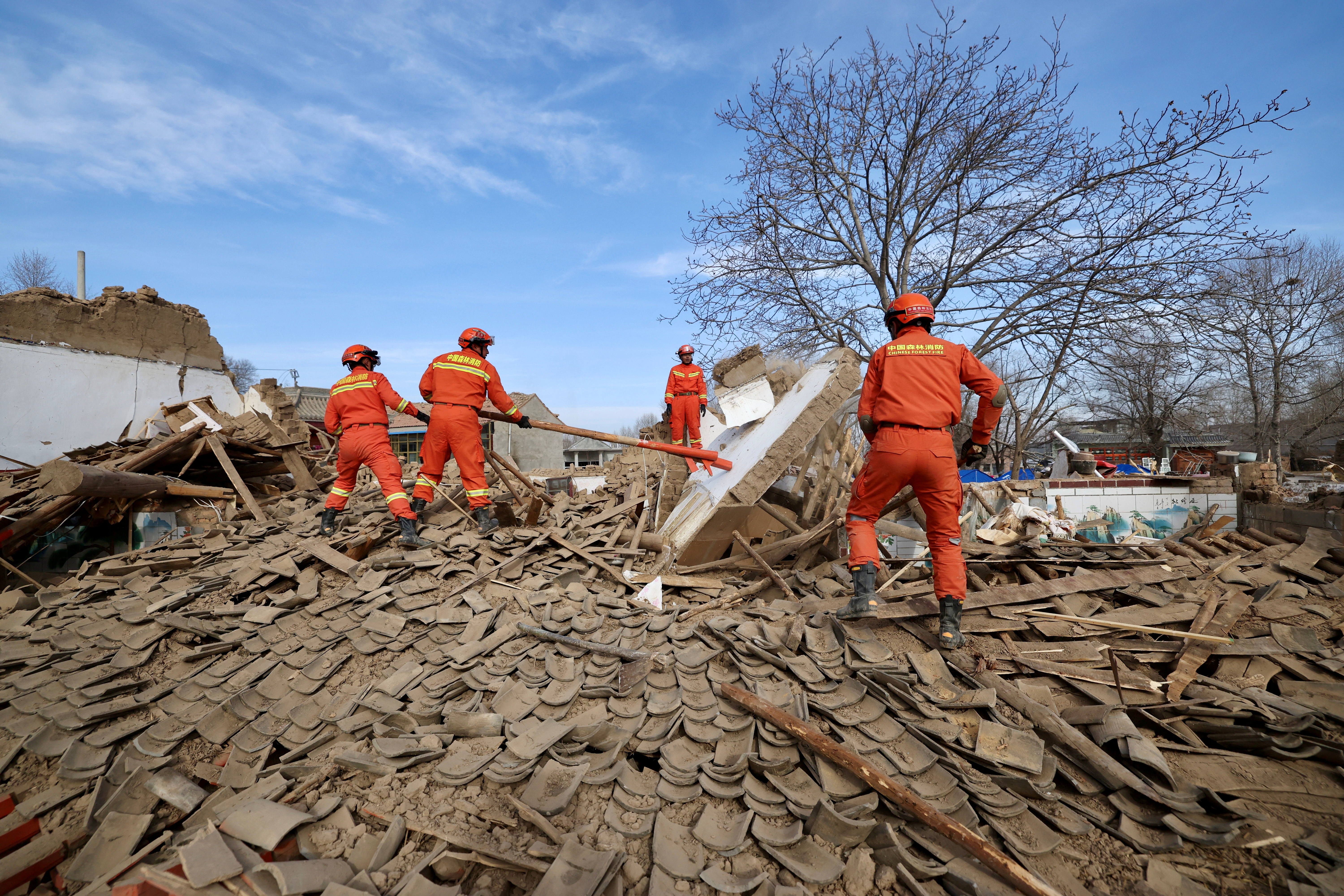 自然灾害去年造成亚太地区损失高达650亿美元，但仅9%或60亿美元获保险理赔。图为去年甘肃大地震。路透