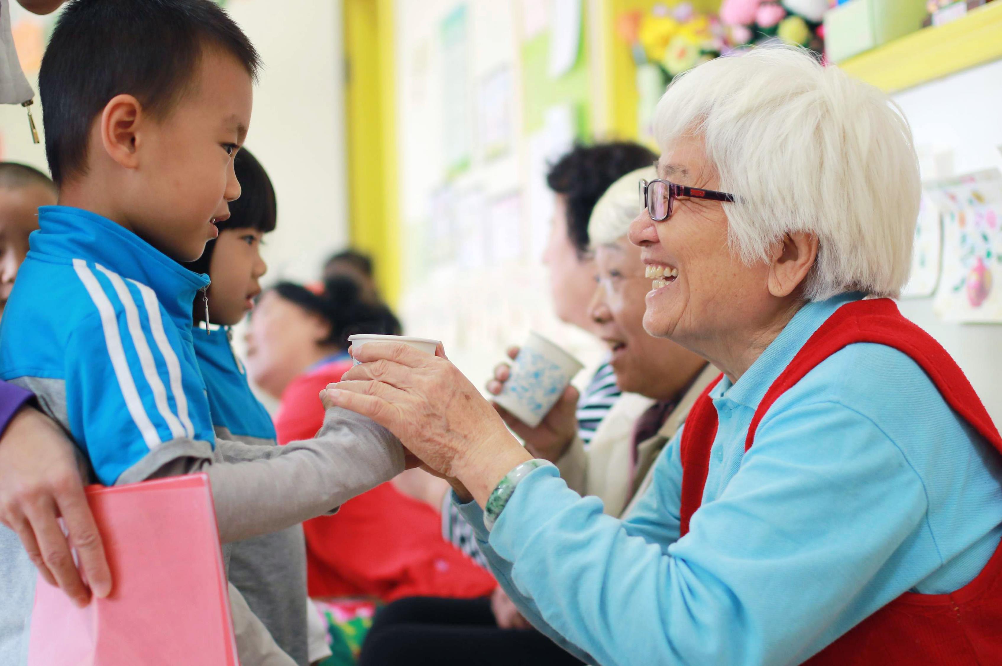 面对快速少子化与老龄化，中国大陆部分幼儿园开始探索「老幼同养」新模式。新华社