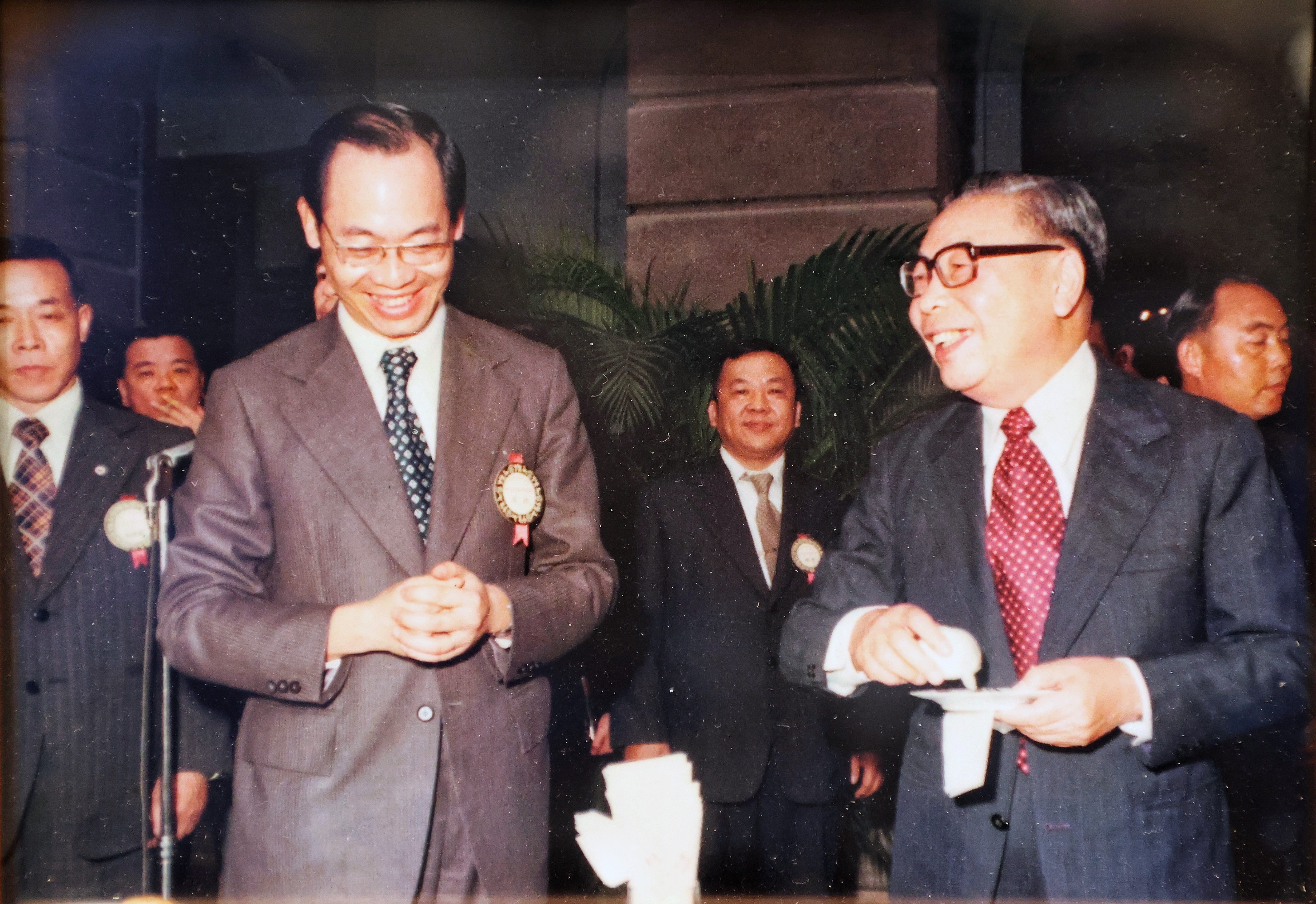 钱复（前左）与前总统蒋经国（前右）合影。记者林伯东／翻摄