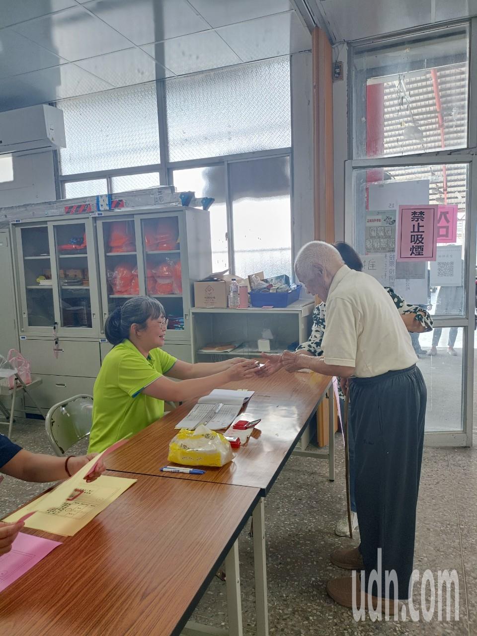 百岁人瑞陈老先生，也坚持投票。他说「不希望走了，自己的土地不清不楚」对祖先和后世才有交代。记者尤聪光／摄影