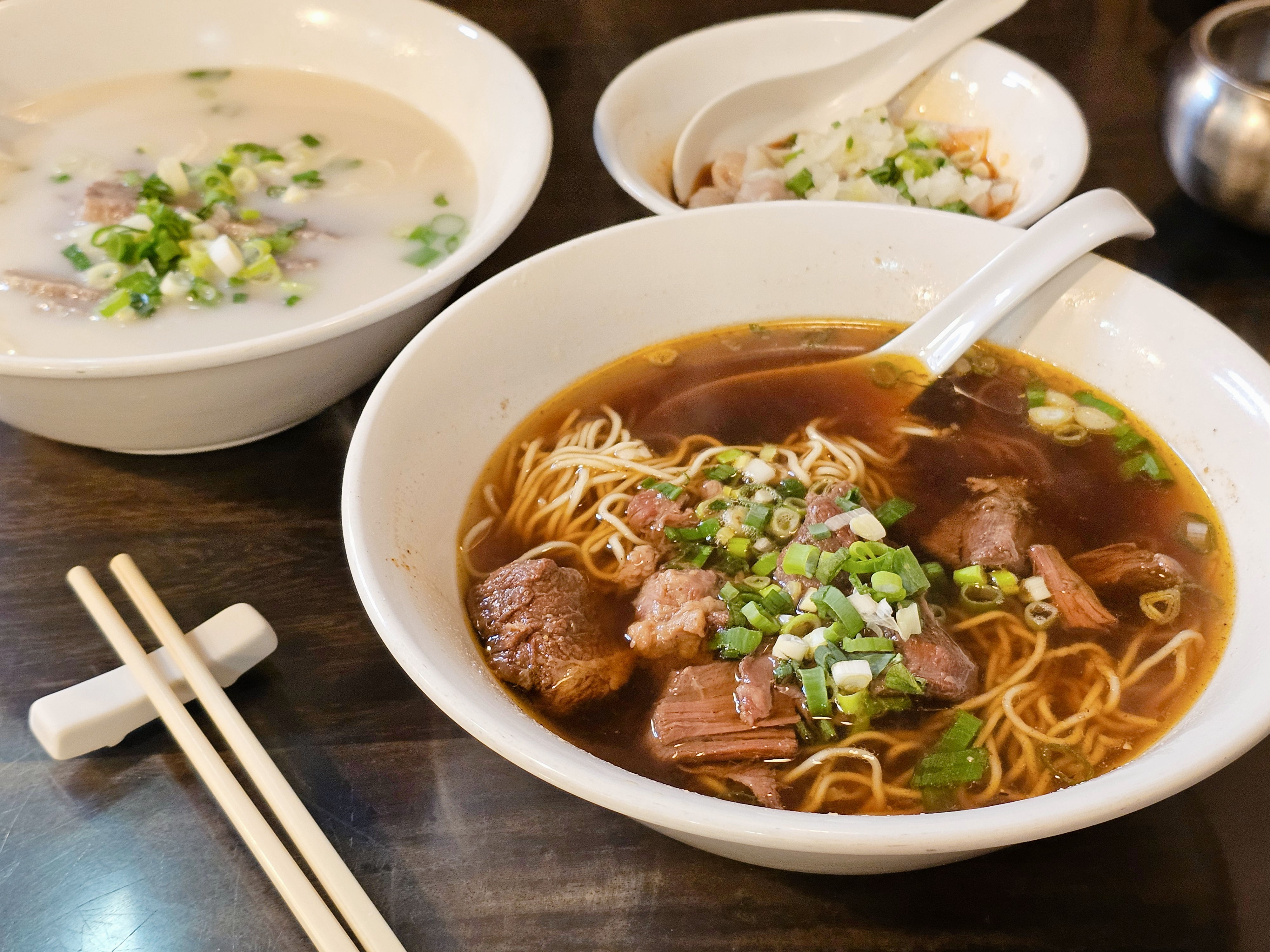 牛肉面是台湾特色小吃之一。记者陈睿中/摄影