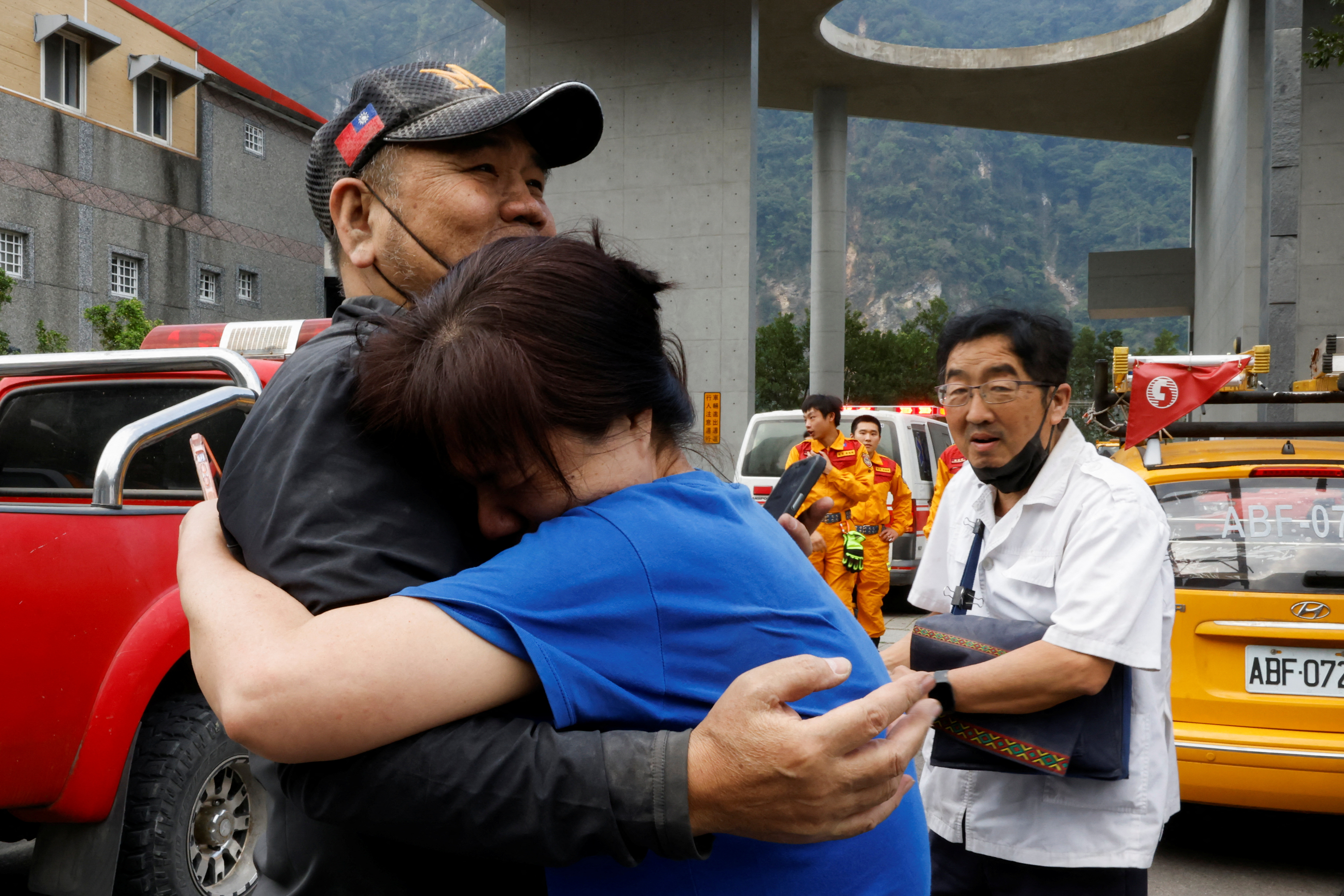 0403花莲大地震造成至少9死、逾千人受伤，日本企业、名人纷纷登高一呼，捐款或发动募款。图为花莲灾民与救难人员拥抱。路透