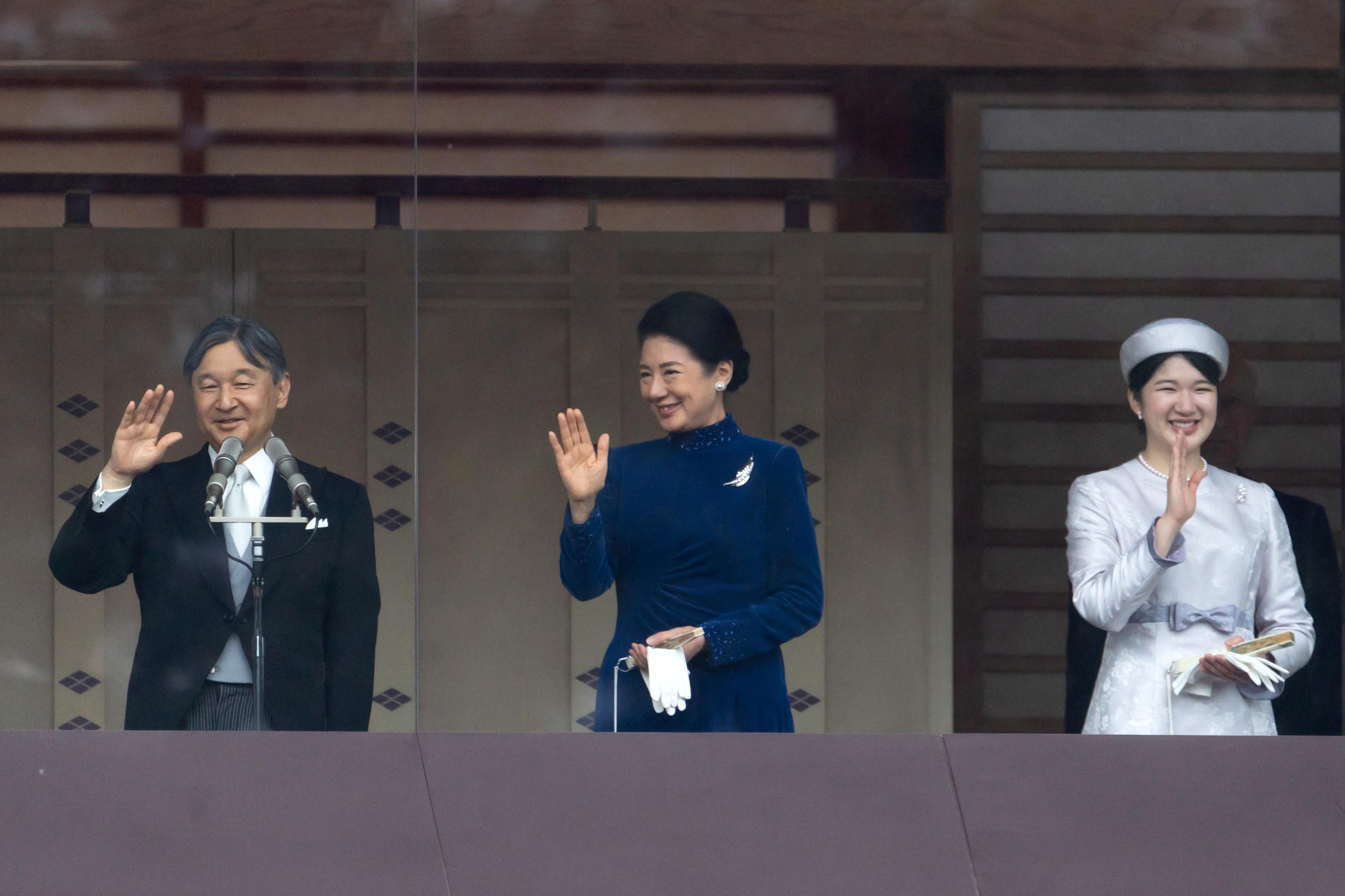 日本学者指爱子公主（右一）留在国内就业，是为了分担父母的公务并陪伴在生病的妈妈身边。路透