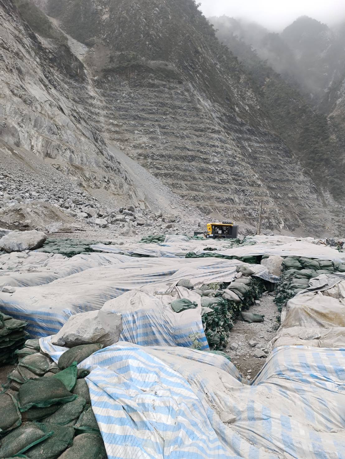 和仁矿区落石不断，多名工人受困，昨天被空勤直升机救出。图／王姓工人提供