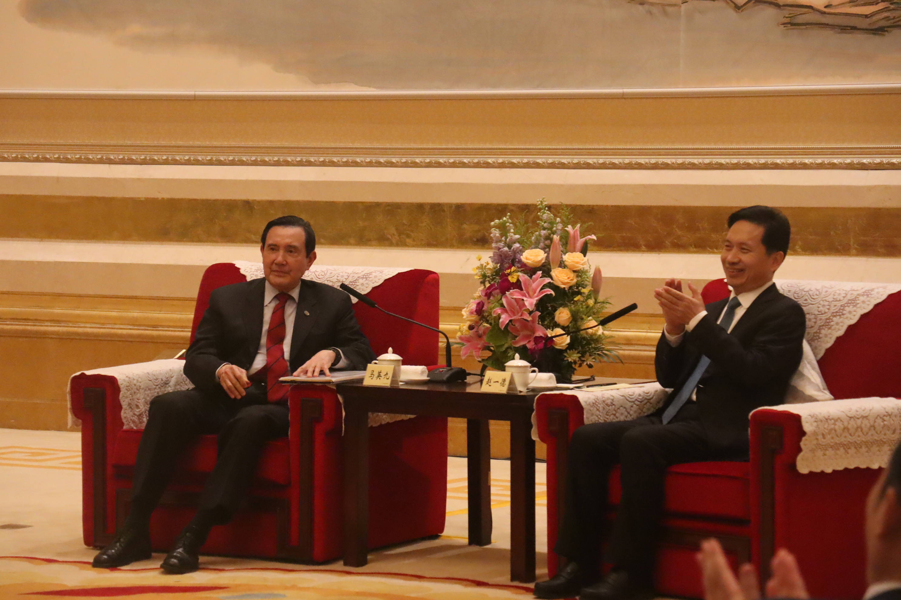 前总统马英九（左）4日晚间与中共陕西省委书记赵一德会见。（记者廖士锋／摄影）