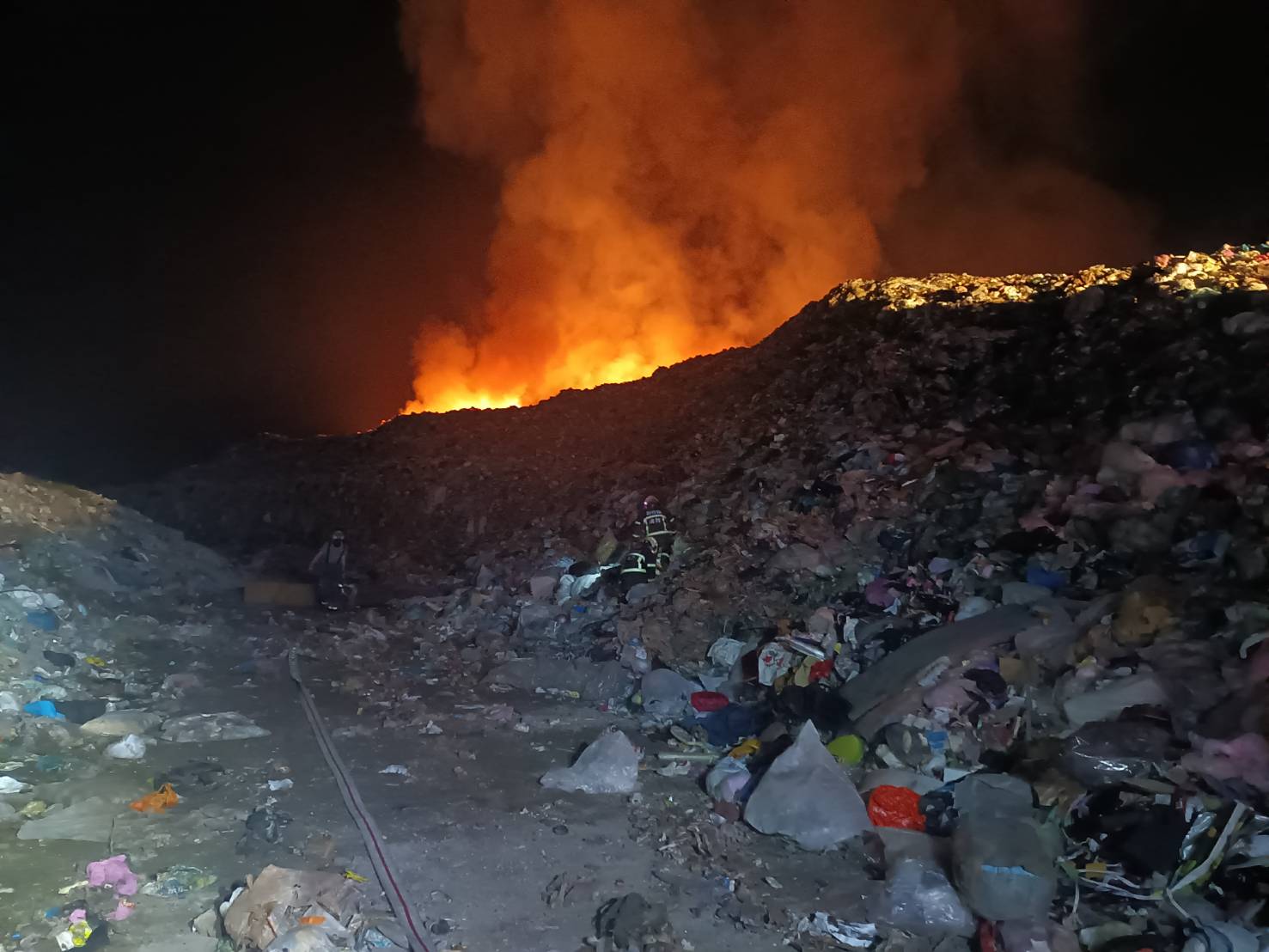 新竹县环保局表示，环保局第一时间已派员了解，这次起火区域位于垃圾堆置区，并非木材堆置区，至于起火原因还在厘清当中。图／民众提供