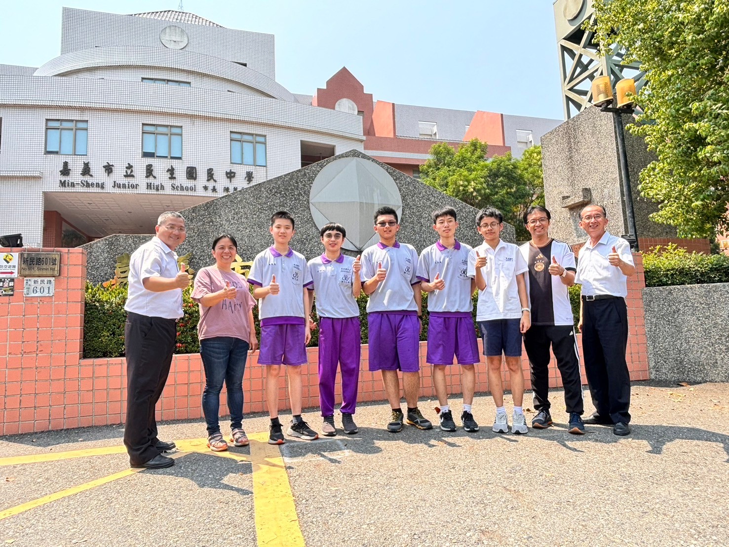 嘉义市民生国中校长张金龙（右）祝贺录取嘉义高中科学班学生及教师。图／民生国中提供