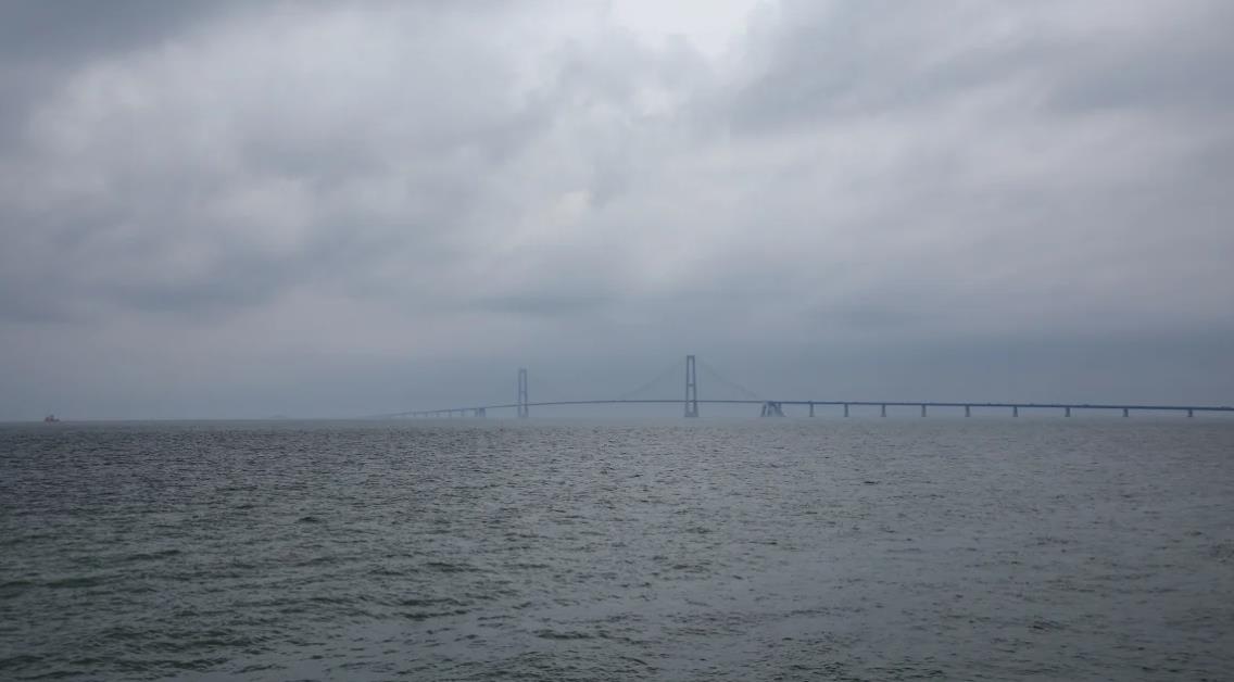 丹麦海军一艘军舰的飞弹发射器在启动后发现出错，紧急关闭连接波罗的海的大贝尔特海峡，以免有船只或飞机被飞弹碎片击中。图为大贝尔特桥。路透