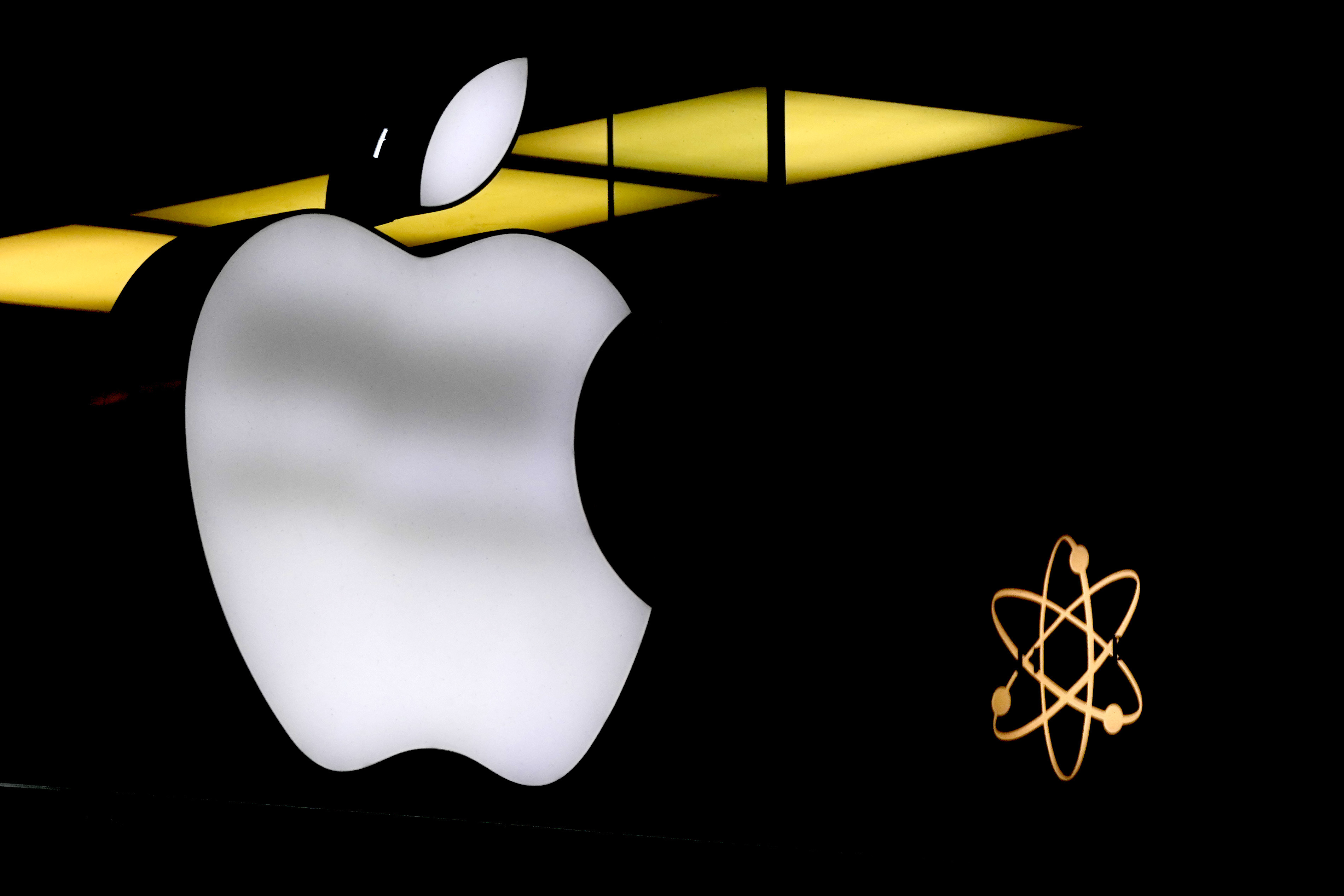 根据提交给加州当局的文件，苹果公司在加州解雇至少600名员工，这是电动车和智慧手表新萤幕研发项目决定喊停时的其中一环。美联社
