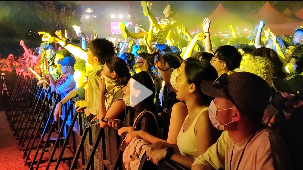 屏东「台湾祭」昨天起在垦丁大湾游憩区热力登场，主办单位估计会场单日涌现26万流动人次，乐迷嗨翻。记者潘欣中／摄影
