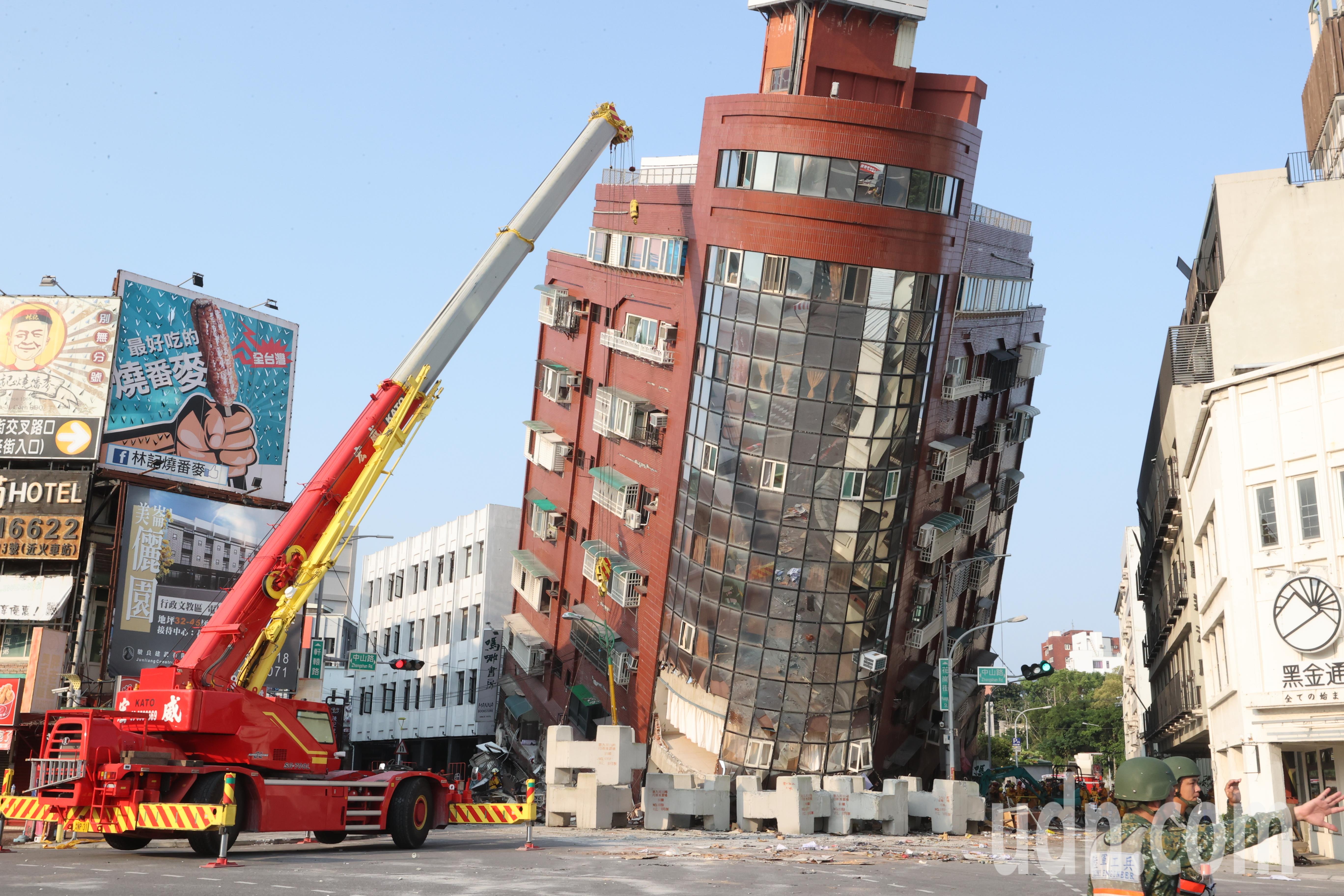 花莲灾情惨重，天王星大楼整栋倾斜倒塌。记者刘学圣／摄影