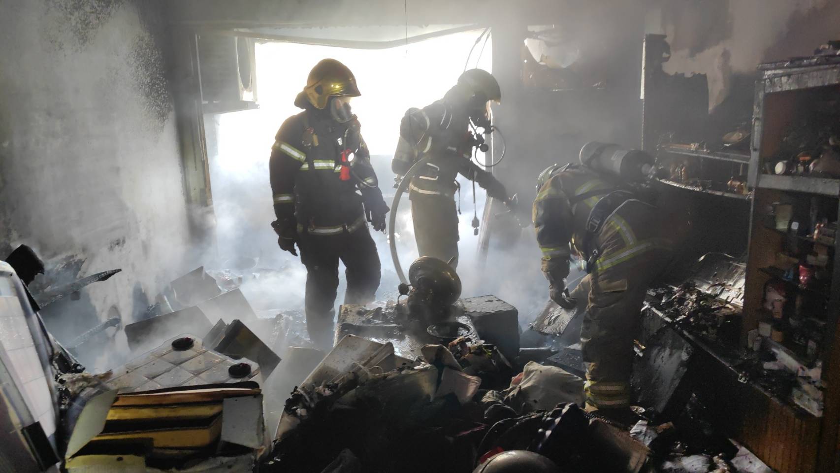 消防人员赶抵现场入内抢救，发现起火户位在6楼，燃烧客厅杂物，火势很快扑灭。图／读者提供