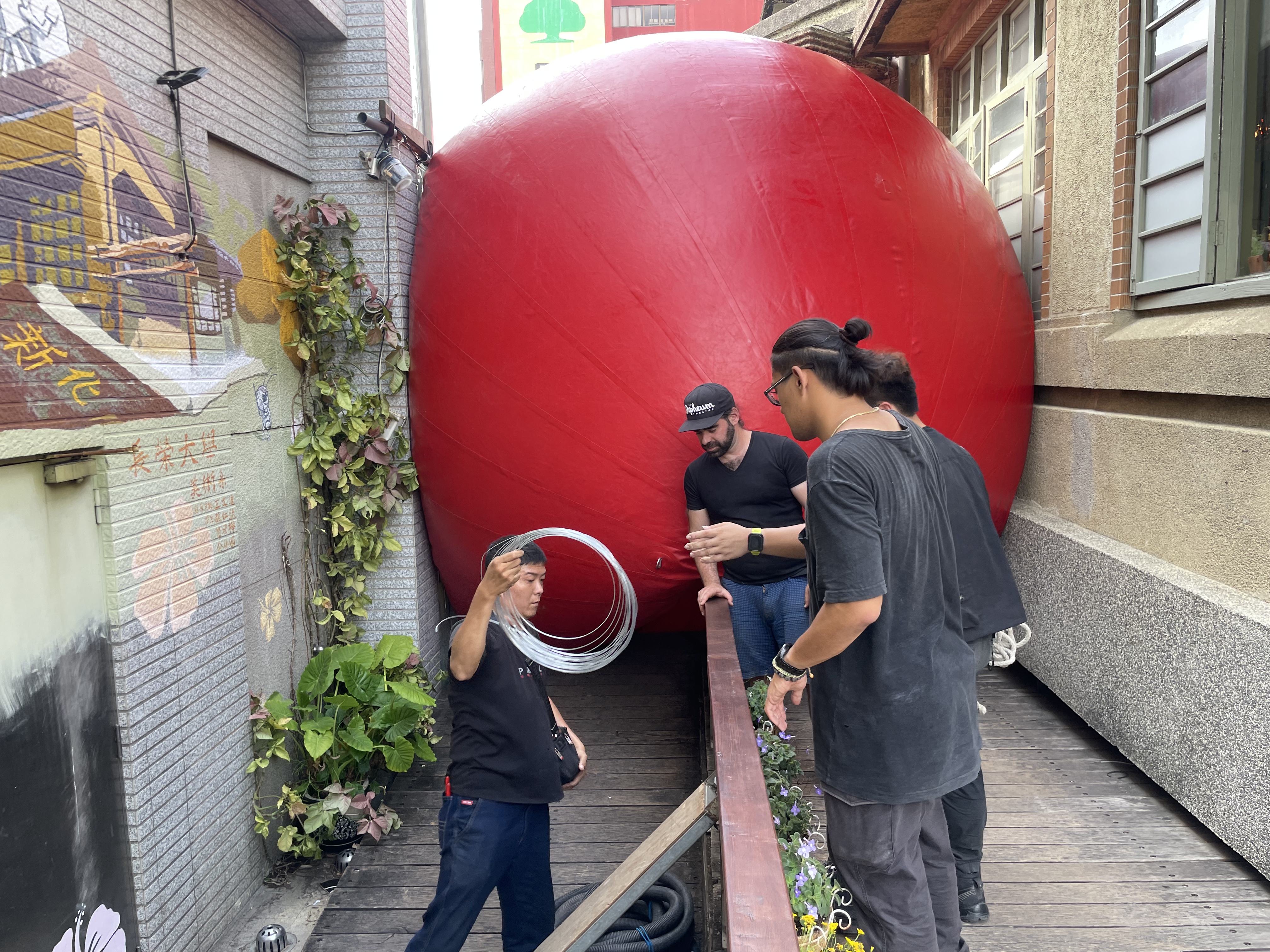 红球计划在台南，4月5日早上发生「遇刺」小插曲，下午策展团队改将红球放置在2栋新旧古迹建筑中间，更好与民众互动。记者万于甄／摄影