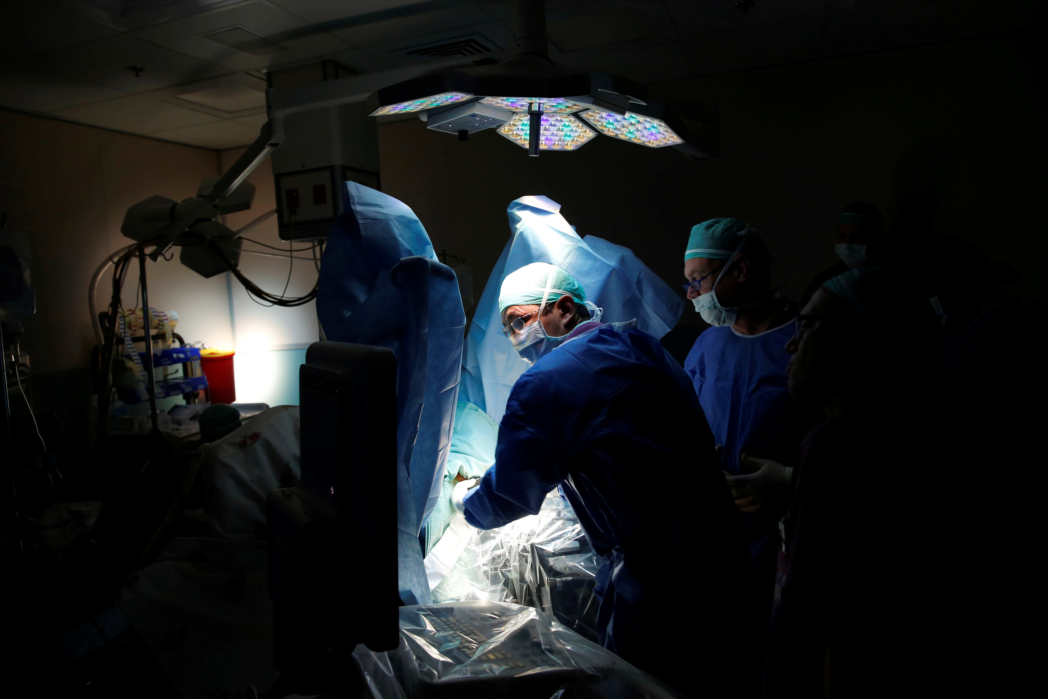 以色列特拉维夫拉马特艾维夫医疗中心的医生们2016年6月在泌尿外科手术室使用以国开发的光动力疗法，治疗病患的摄护腺癌肿瘤。路透