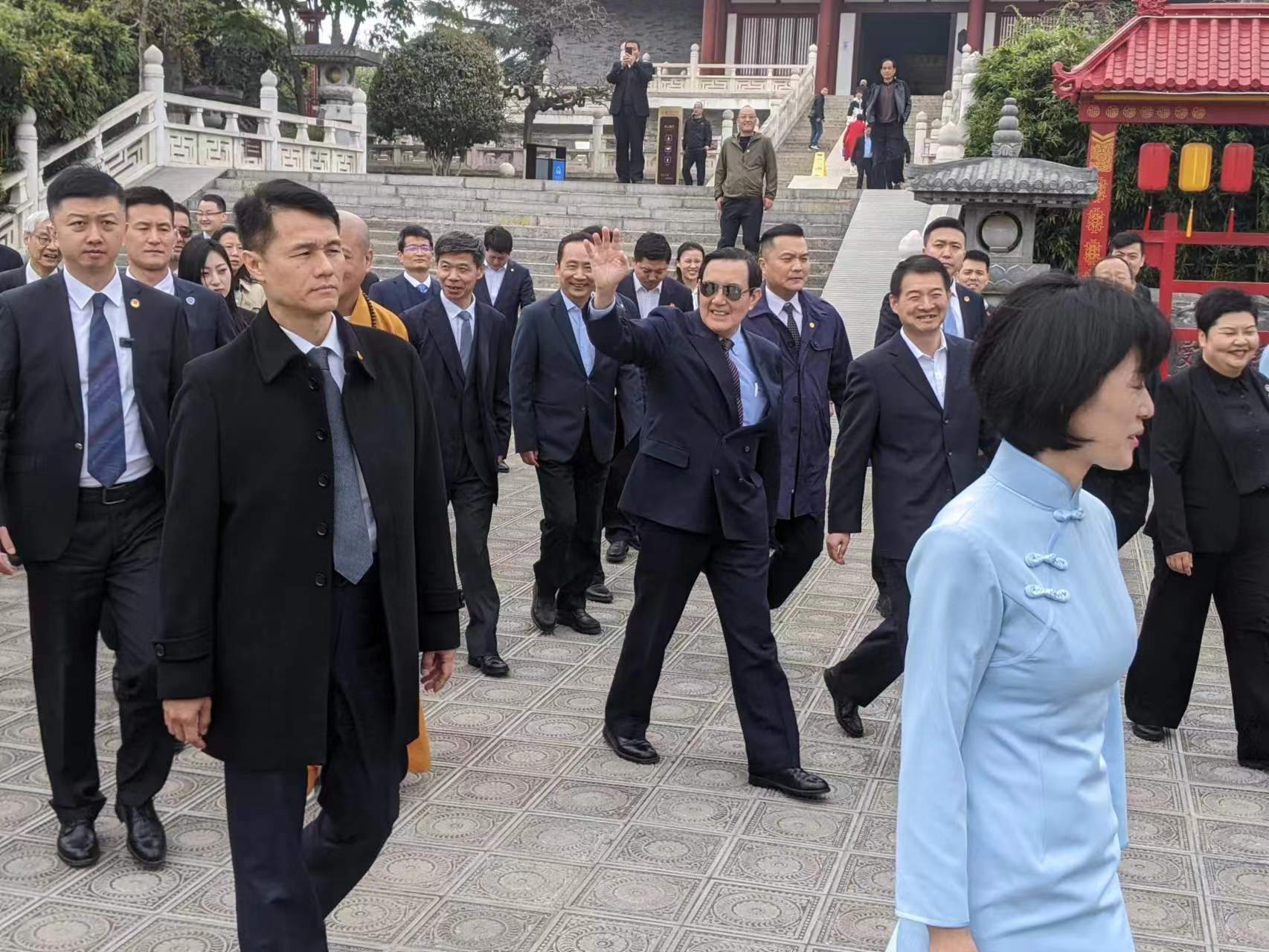 前总统马英九5日下午参观陕西的法门寺，受到大批民众欢迎，他也多次挥手致意，约莫五度回应，高喊「大家好」。（记者廖士锋／摄影）