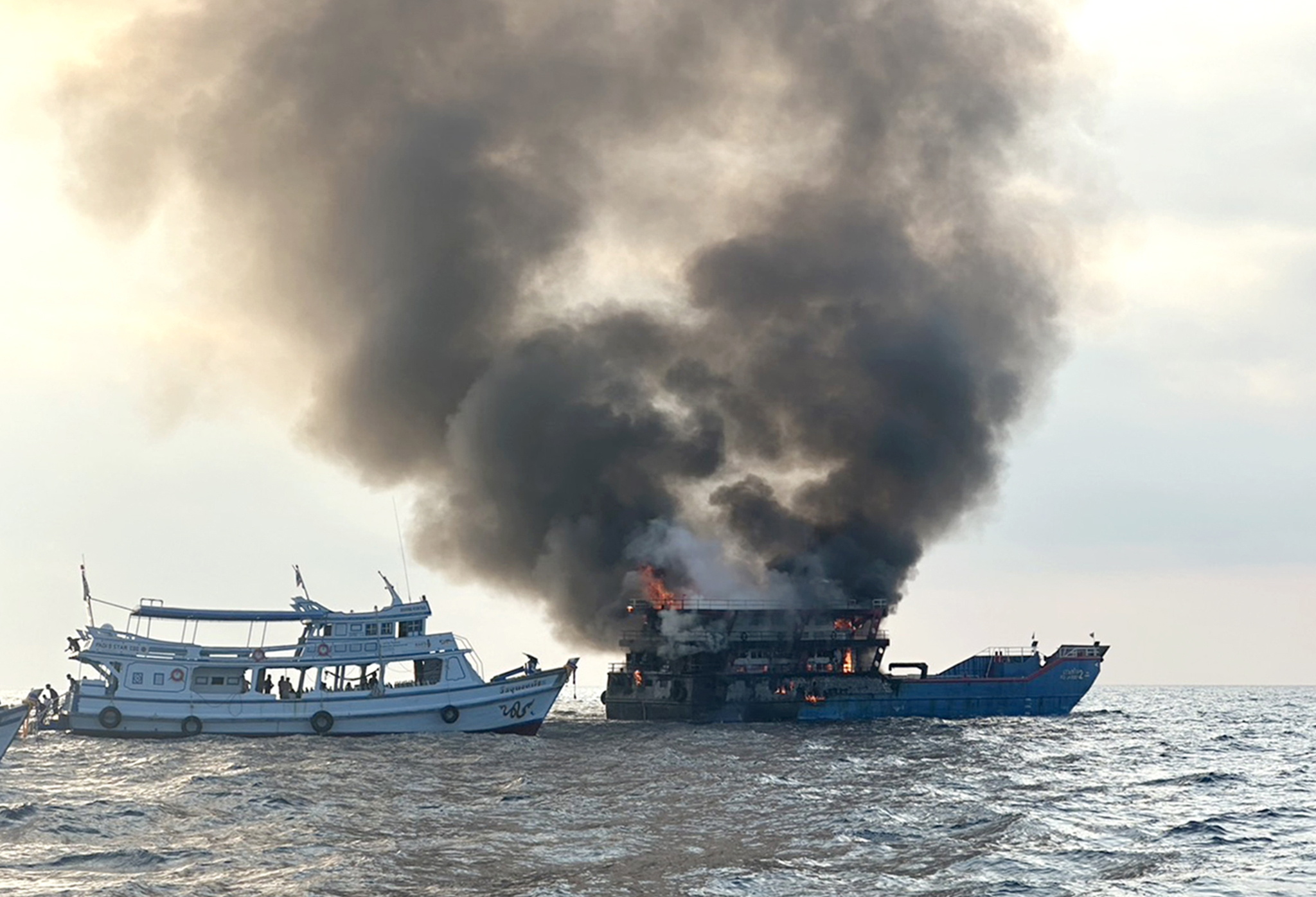 泰国4日稍早发生海上渡轮失火事故，惊慌的乘客当时急忙跳海逃生，所幸最后船上108名乘客和工作人员皆平安获救。