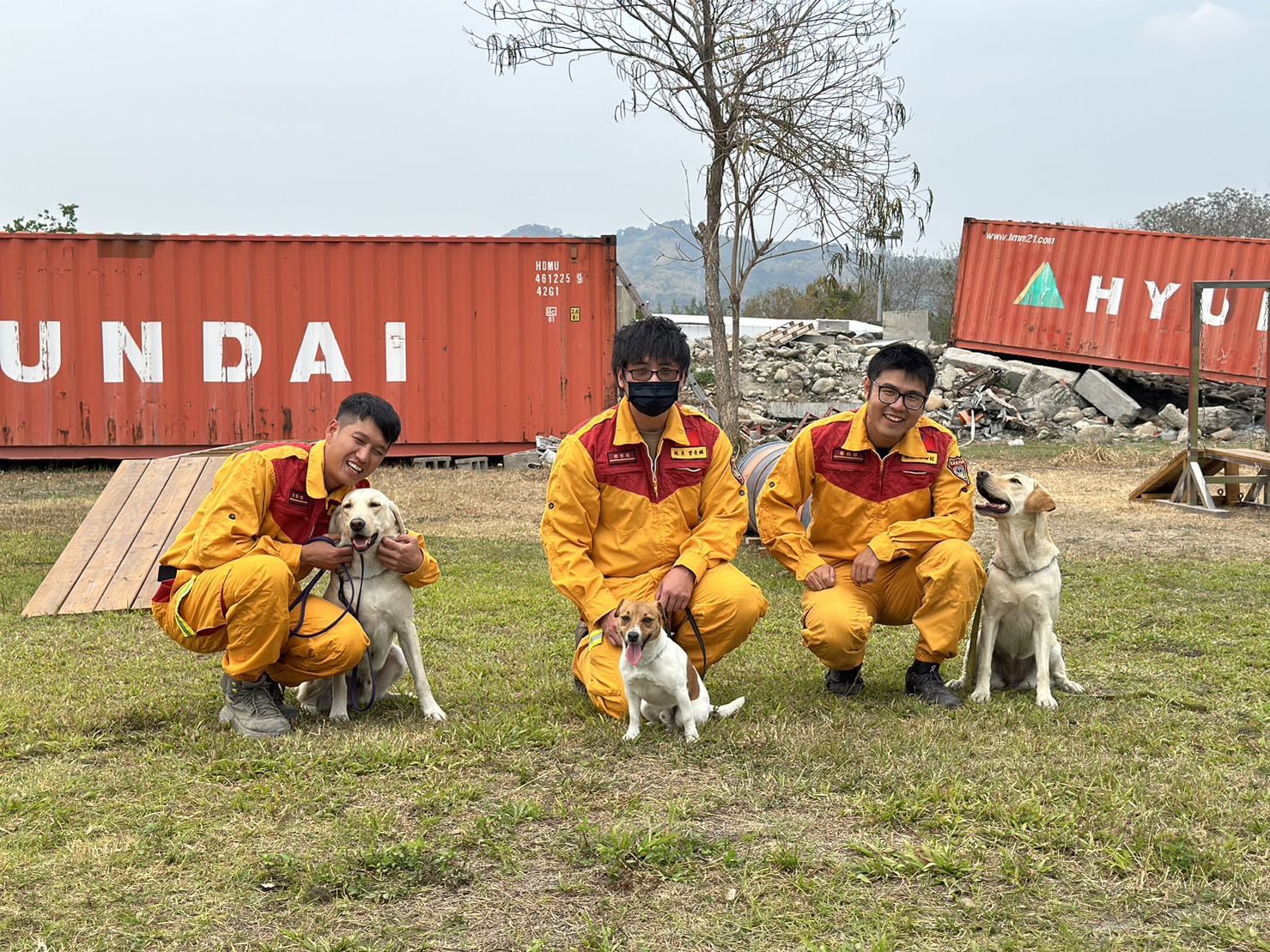 花莲县消防局特搜队搜救犬小组3只汪汪队成员Wilson、Hero、Fancy，首度出任务，就展现训练成果。图／花莲县消防局提供